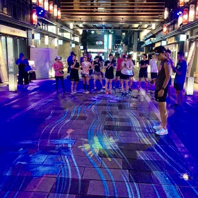 run+さんのインスタグラム写真 - (run+Instagram)「#カラダ大学ランニング部［2019 サヨナラサマーラン&沖縄ビールで乾杯！］に参加させて頂きました！  サヨナラサマーランと言いつつもまだまだお別れしたくなさそうな夏😎 直前までの雨も止み、予定通り止んで日比谷ミッドタウン↔コレド室町の往復RUN  仲通りを照らし出す花火や金魚と風鈴の小径 #日本の夏金鳥の夏  8.99も走ってない🤣 ・ 夏を惜しんでサヨナラサマーラン🏃‍♂️🏃‍♀️🏃‍♂️🎆🎐✨ #EcoEdo日本橋2019 #街ラン #街RUN #ゆるラン  #ランニング #マラソン #ラン #RUN #RUNNING #RUNNER #cityrun #Runday #街ランの楽しみ方 #RunLovesLife ・ #コレド室町 #日本橋 #HIBIYA #TOKYO #カラダ大学」9月13日 13時44分 - runplus