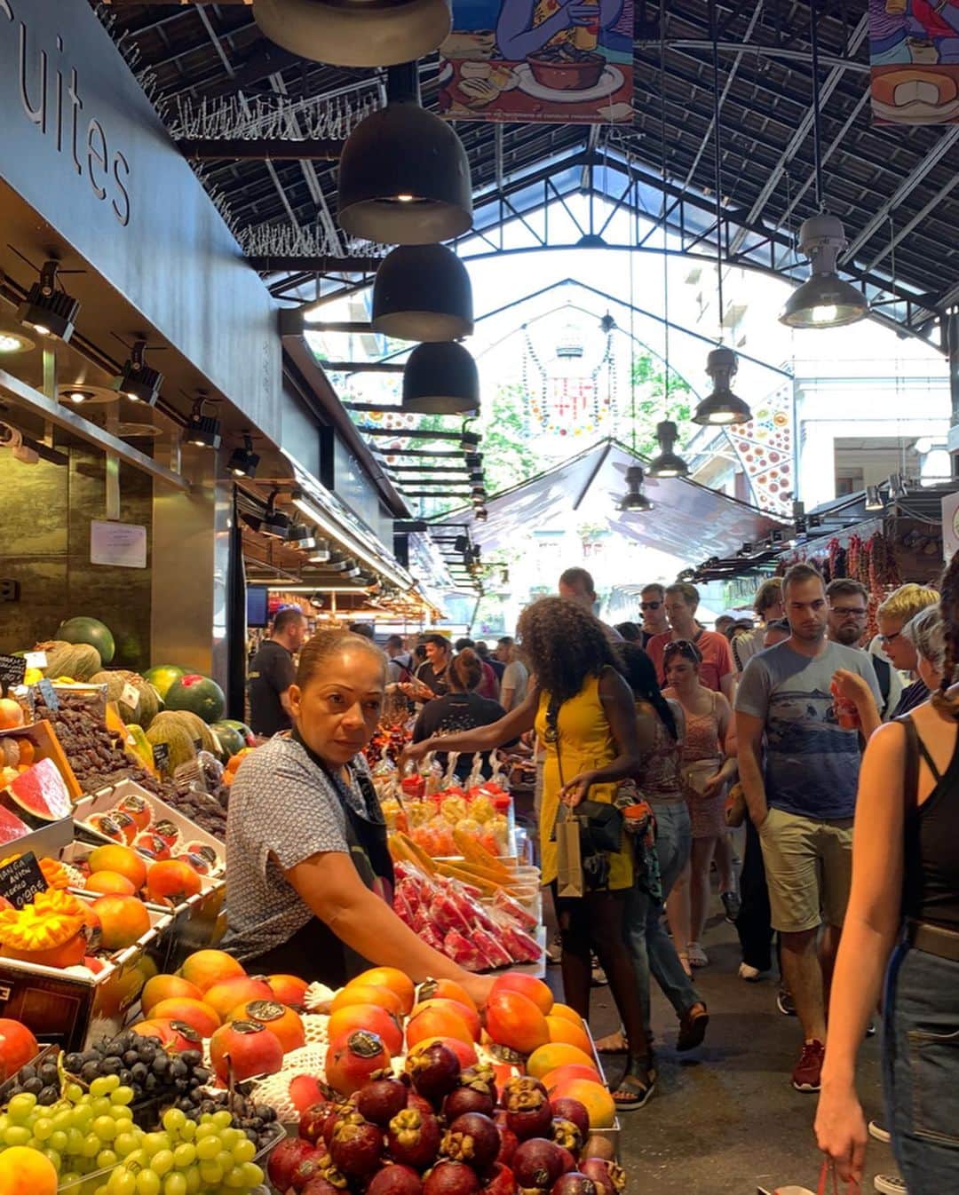 渡辺由布子さんのインスタグラム写真 - (渡辺由布子Instagram)「🍎🍌🍉🍐🍇🍊🍓🍋🍍🥝🥭 ・ It's valuable to visit a local food market everywhere you travel!  Must try #Mercado when in #Spain 🇪🇸 ＿＿＿＿＿＿＿＿＿＿＿＿＿＿＿＿＿＿＿＿＿＿＿＿＿＿＿＿＿＿＿＿＿ 世界中どこでも旅先で必ず訪れるローカルマーケット。 ガイドブックには載ってない、地元の人のリアルな生活が垣間見えるから。  #スペイン なら#メルカド (＝市場)巡りが楽しい♡ #バルセロナ の#ボケリア市場 は完全に観光客向けだけど、活気があって好き。 ・  #変な服装  #朝市 #barcelonagram  #market #localmarket  #freshjuice  #explorer ・ 📍 @boqueria #Barcelona #Spain #🇪🇸」9月13日 13時52分 - watanabe_yuko