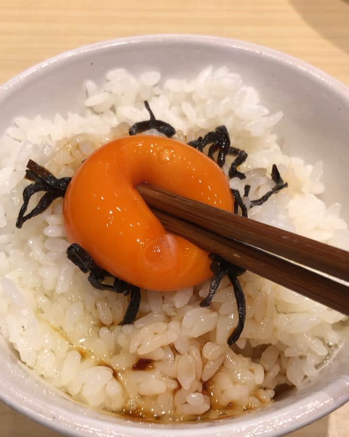ロシアン佐藤のインスタグラム：「むぎとオリーブの卵かけご飯 #たまごタイム」