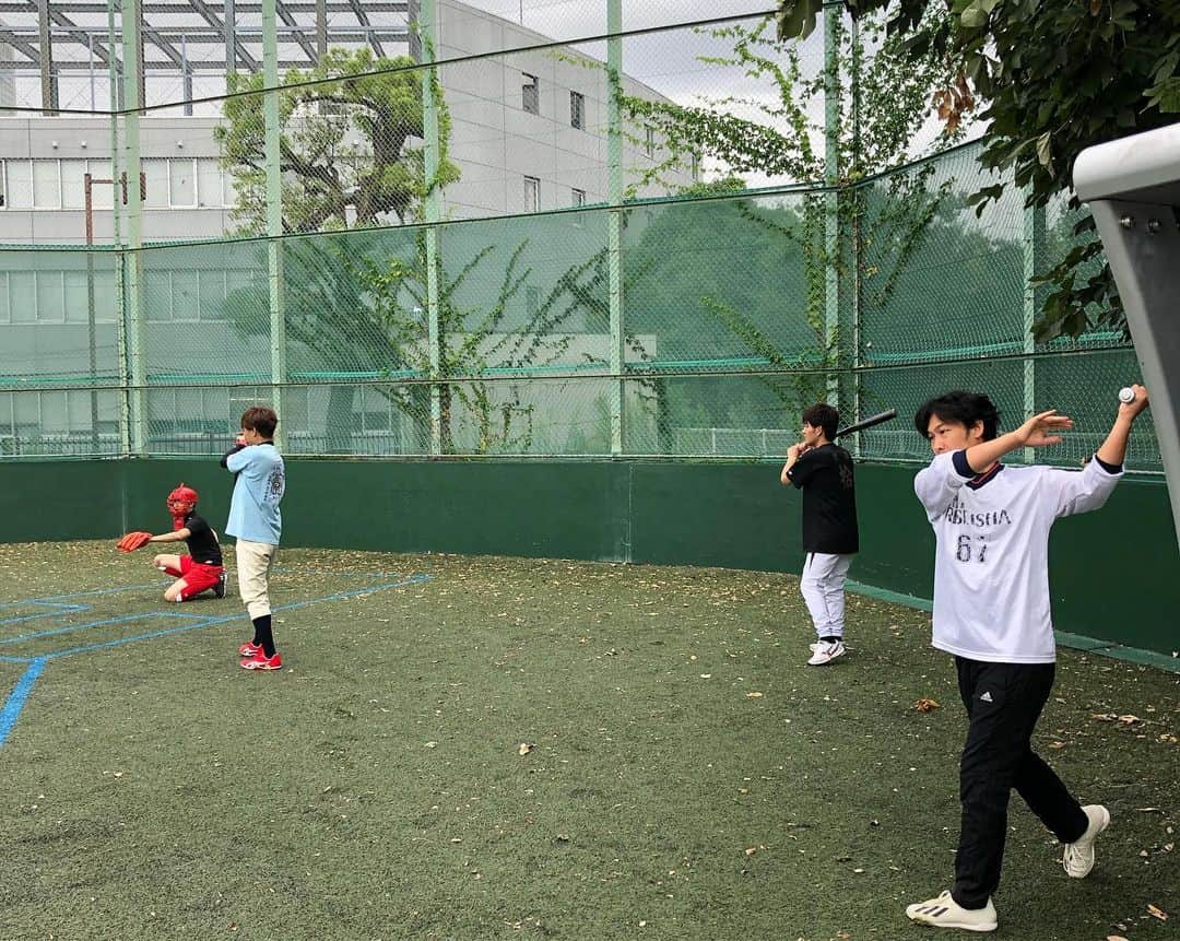 安田邦祐さんのインスタグラム写真 - (安田邦祐Instagram)「今日も朝から優しい草野球！  紅白戦したよー。野球楽しいよー！  ほんで集合写真の並びバランス悪すぎよー（＾◇＾） #草野球 #3打数1安打 #MVPは写真三枚目のゆきち #セカンドゴロさばきまくり #集合写真 #次こそバランスよく #スポーツ #Mizuno」9月13日 14時11分 - funnychinpan