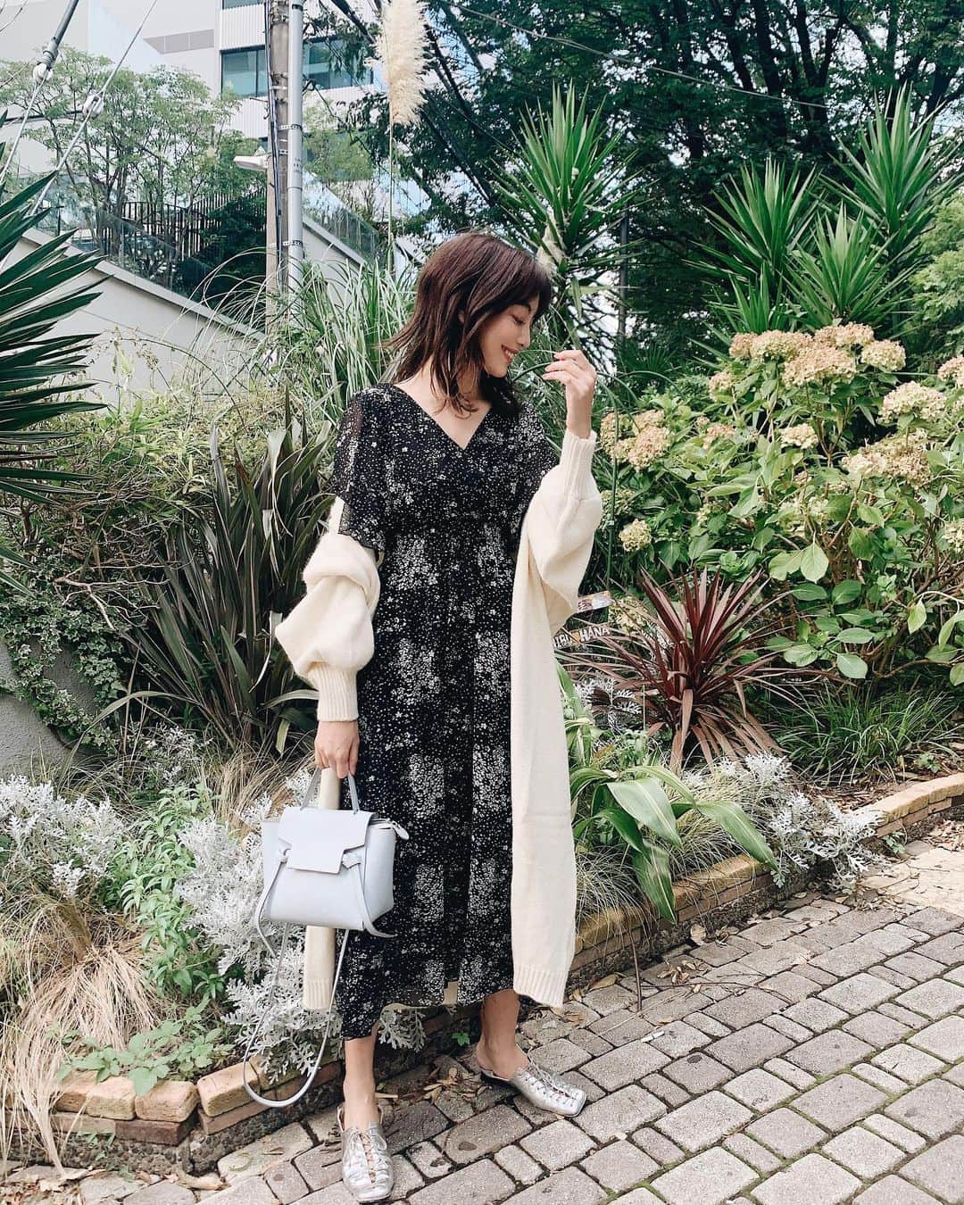 のインスタグラム：「全身 @fifth_store コーデ💗 友達とテラスランチしたけど涼しすぎてニットデビュー！ 今から使えるアイテムだけど40%オフでゲットできるのさいこうだな😀  #fifth #fifthtl #フィフス #ボリュームスリーブマキシガウン #ootd #fashion #coordinate #コーデ #コーディネート #ファッション」