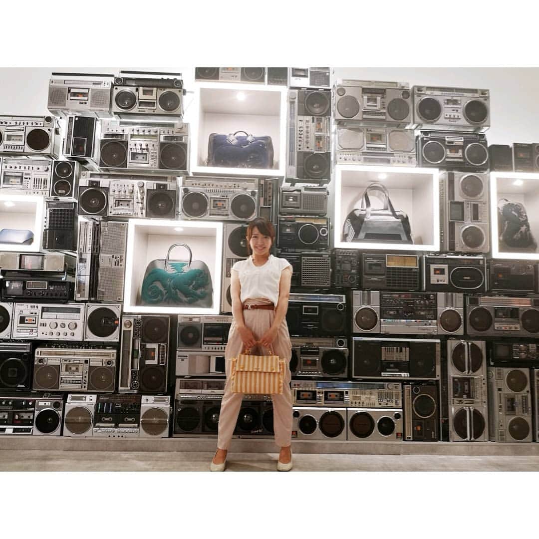 のインスタグラム：「原宿で期間限定でオープンした 「RADIO⚡HERMES」へ ZIP-FMの白井奈津ちゃんと 遊びに行ってきました☺️ ・ ファッションブランドのHERMESが今回のブランドコンセプト「夢」をテーマに文化人などを招いてネットやその場で聞けるラジオを配信⚡ ・ HERMESのショーで流れていた音楽を聞けるブースや 新作アイテムが飾られた棚(ラジオを積み上げて棚にしてた！おしゃ！)など 無料で色々楽しめました。 ・ レコード棚の取っ手もHERMES！ 防音壁もHERMES！笑 ・ 一番驚いたのはVR！！！ 私は野田洋次郎さんのライブをVR体験できたんですが プログラムは時々で変わるそうで。 実写のVRは何気に初めて。 ・ レトロ×最新の融合がとても面白い空間だったし 天下のHERMESがブランドコンセプトを伝えるツールとして 他でもないラジオをテーマにしてくれたのがなんだかとても嬉しかったです☺️」