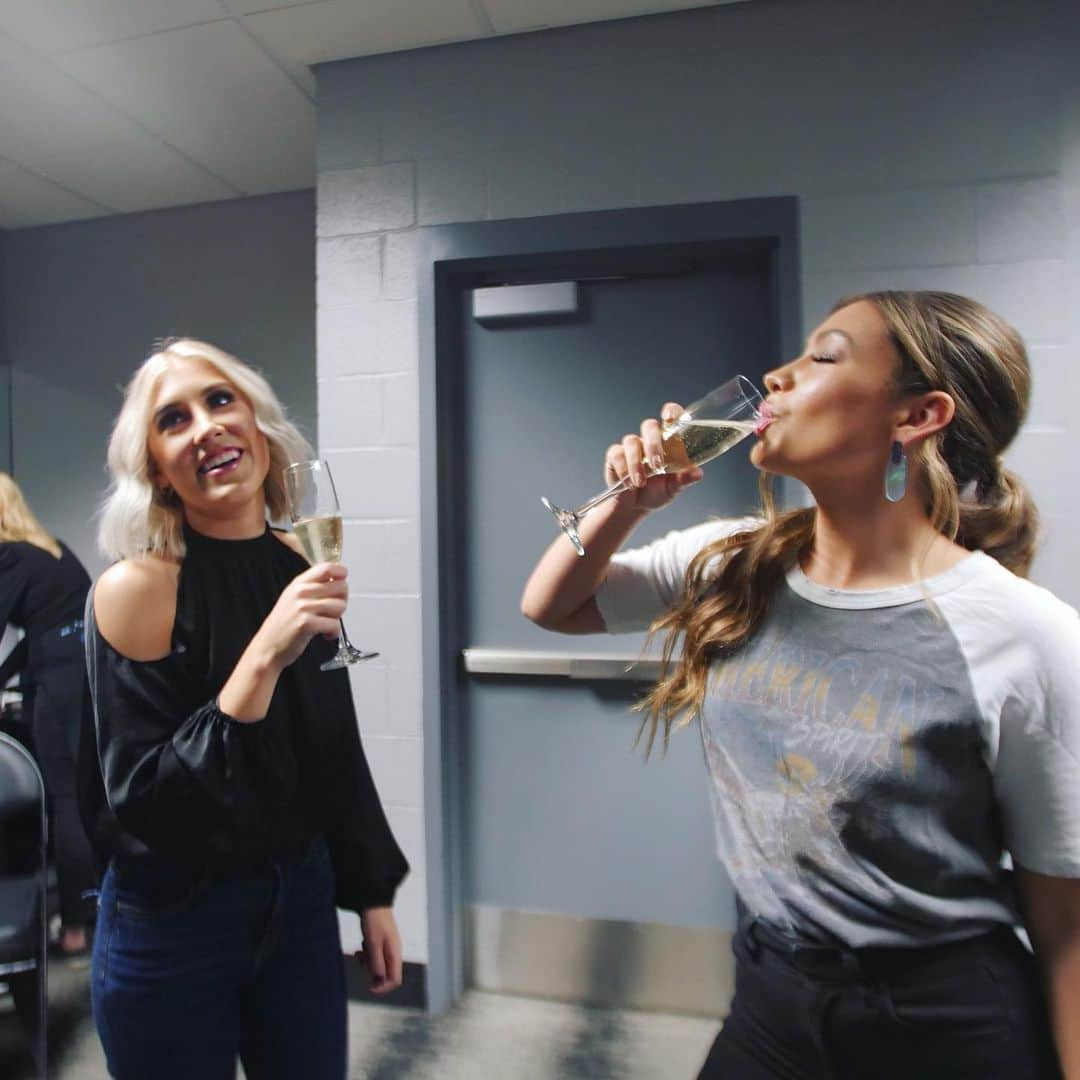 Maddie & Taeさんのインスタグラム写真 - (Maddie & TaeInstagram)「cheers to doing what i love with my best friend 🥂 AND PLAYING @staplescenterla FOR THE FIRST TIME WHAT!! AAHHHH!」9月13日 14時21分 - maddieandtae