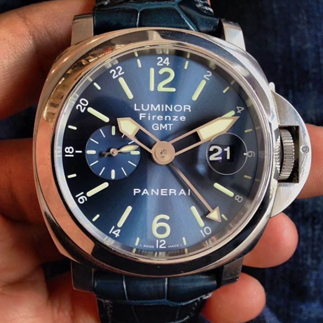 パネライのインスタグラム：「A look at the rare #Panerai PAM228 Luminor GMT Firenze edition limited to only a 100 units in 2005. It features a beautiful blue painted dial and the historic Firenze boutique store front etched on the case back. Pic by @honolulutimeco」