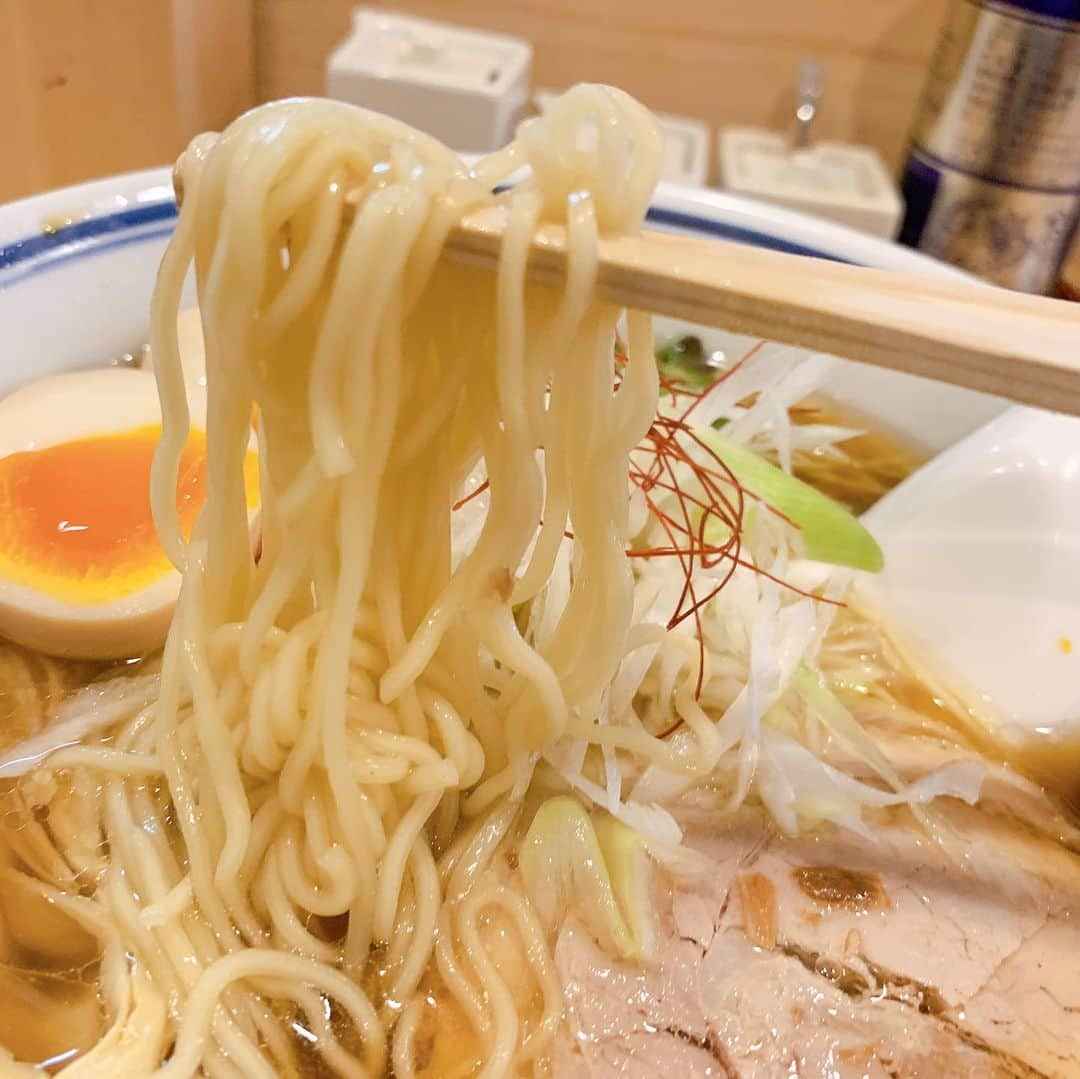 本谷亜紀さんのインスタグラム写真 - (本谷亜紀Instagram)「利尻昆布ラーメン くろおび🍜この一帯は新橋のラーメンストリートでどこもランチタイムは激混みなんだけど、比較的ここはいつもすいてる👍でもかなり美味しいのよ❗️ ㅤㅤㅤㅤㅤㅤㅤㅤㅤㅤㅤㅤㅤ 塩は前に食べたので今回は醤油で🍜化学調味料を使わず利尻昆布をたっぷり使用❗️だから、一見他のお店よりは高く感じちゃうかも知れないけど、たべたら納得のリッチなスープ☺️ #利尻昆布ラーメンくろおび #新橋ラーメン #新橋ランチ #ラーメン #らーめん #拉麺 #라면#ramen#noodle  #つけ麺 #まぜそば #汁なし #麺 #麺活 #ラーメン巡り #ラーメンインスタグラマー #麺スタグラム #rameninstagramer  #travel #foodie」9月13日 14時31分 - akichi0518_ramen