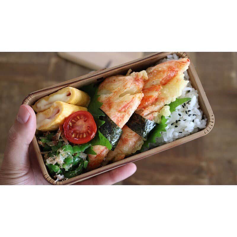 にぎりっ娘。のインスタグラム：「* #YouTubeでプチバズ ったお弁当。笑 ・ カニカマ天ぷら弁当🍱 ・ カニカマ天ぷらは間違いなく美味しい！ ・ ・ #お弁当中#お弁当#愛妻弁当#おべんとう#旦那弁当#手作り弁当#ランチ#lunch#lunchbox#obento#bento#お弁当じまん #cookingram#クッキングラム#らくらくお弁当#ハンズ弁 #もクラシル#KURASHIRU#kurashirufood#macaroni #デリスタグラマー #lin_stagramer * お弁当作成動画配信中 youtube内検索で 「お弁当中」か「にぎりっ娘」で検索してね😘 *」