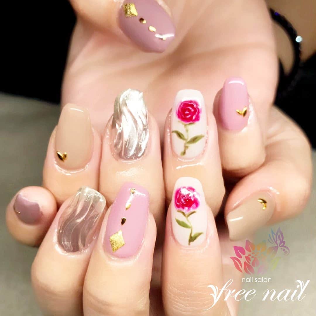 free nail フリーネイルのインスタグラム：「. お客様ネイル💅🏻🌹✨ . 凛と咲くバラアート🌹✨ . 秋のくすみ色が可愛い🍁💕 . ご来店ありがとうございました🙇🏻‍♀️🙇🏻‍♀️🙇🏻‍♀️💗 . #ネイル #フリーネイル #ネイルアート #ジェルネイル #ネイルサロン #大阪ネイルサロン #ネイルデザイン #ネイルチェンジ #フラワーネイル #バラネイル #ミラーネイル #うねうねネイル #ピンクネイル #ベージュネイル #シルバーネイル #デザインネイル #シンプルネイル #トレンドネイル #人気ネイル #秋ネイル #美甲 #日式美甲 #autumnnails #nailsart #nailsalon #nailsdid #newnails #newnail #freenail」