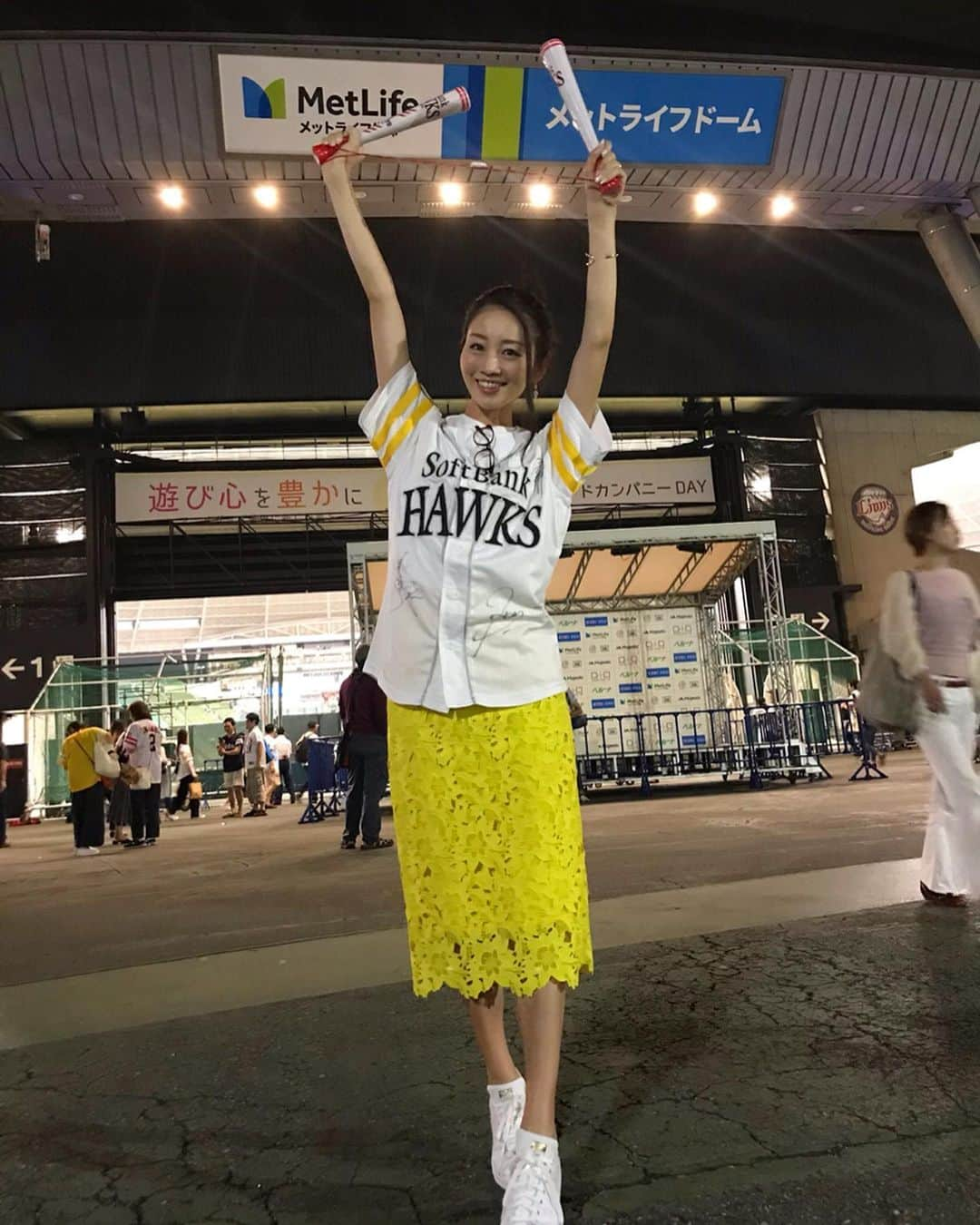 大寺かおりさんのインスタグラム写真 - (大寺かおりInstagram)「首位攻防戦🔥 しびれる接戦⚾️見事勝利！！ ホークス首位に返り咲きました✨嬉しい☺️ . 千賀投手カッコよすぎ😭 明石選手のファインプレーに鳥肌たったし 今宮選手の守備範囲広すぎだし グラシアル選手のホームランに大興奮だったし テンション上がりまくりでした✨ . 首位攻防戦の大事な試合。 勝利の喜びをいつもの何倍も感じた 貴重な一勝！！ . 家までユニフォーム着て帰っちゃったくらい すんごく嬉しかったです☺️ . . . #プロ野球 #首位攻防戦 #ソフトバンクホークス #西武ライオンズ #パリーグ #天王山 #千賀滉大 投手 #明石健志 選手 #今宮健太 選手 #グラシアル 選手 #sbhawks #野球好き #バリ最高 #奪sh」9月13日 14時55分 - kaori_ootera