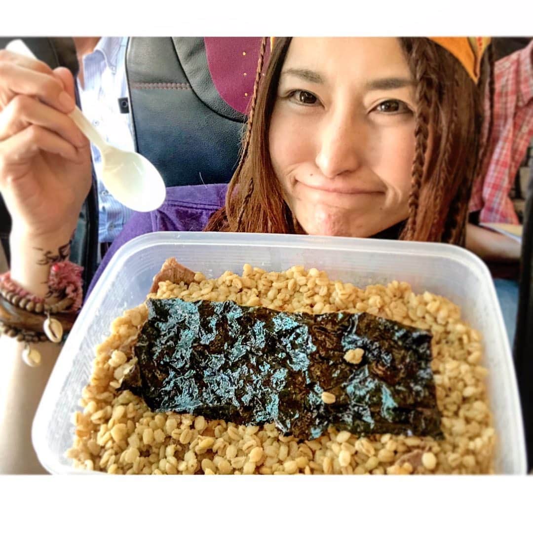 のインスタグラム：「今日の移動メシは｢節約 麦ごはん弁当｣  #アンジェラ佐藤 #自作弁当 #手抜き節約めし #麦100パーセント #麦めし大好物 #食べると口の中でぷりゅんぷりゅん言うねん #流石に仙台で食費使い過ぎた汗 #一応お隣の席の人に一言断って食べたけど後ろの人にも許可取ればよかったかしら？ #麦飯五合だと足りないので #お友達に頂いたおかめやの業務食パンももぐもぐ食べる #しかし飛行機の中での自作弁当はちょいこっ恥ずかしい」