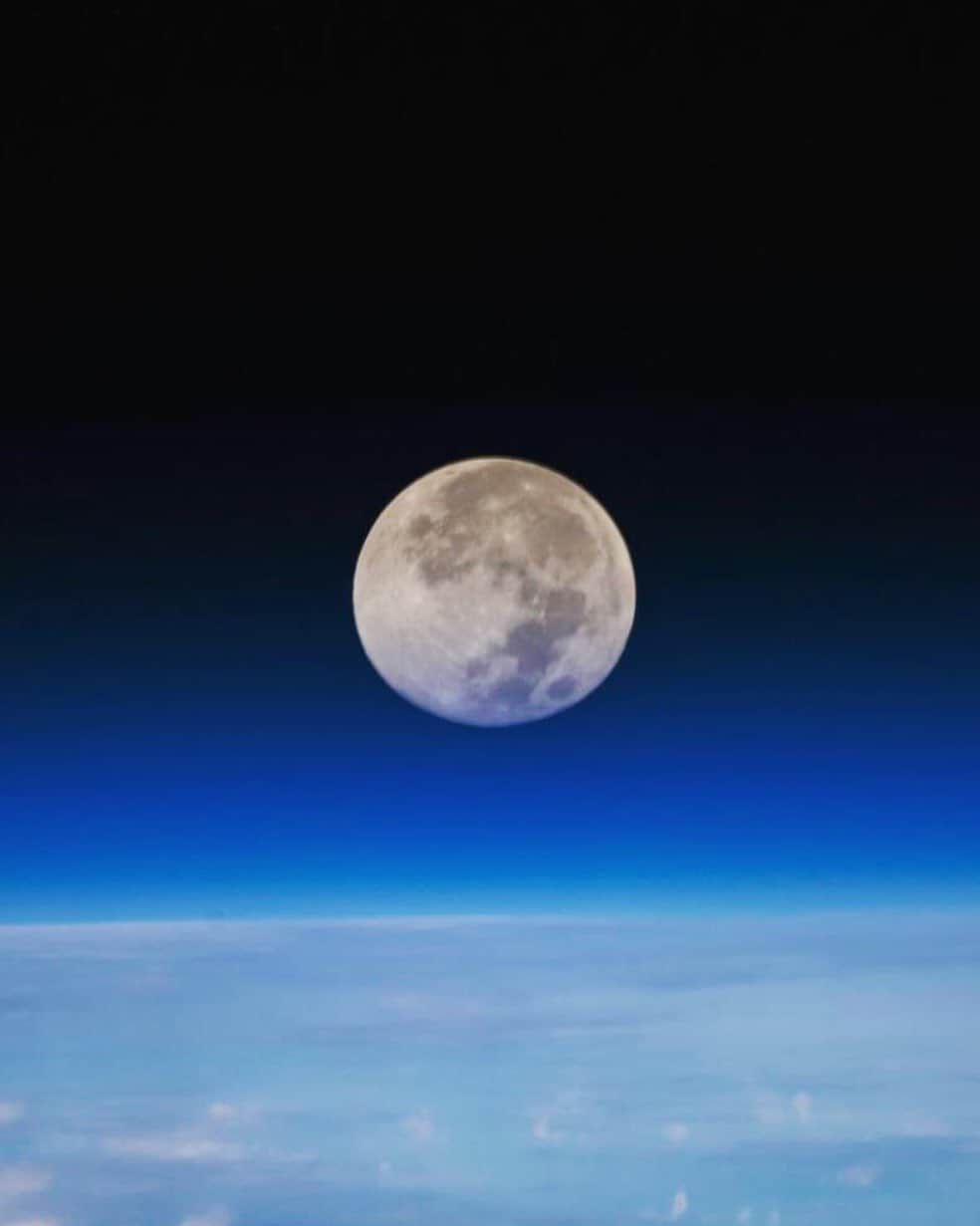 Discoveryさんのインスタグラム写真 - (DiscoveryInstagram)「Ready for tonight’s full moon? 🌕 The harvest moon will be the first full moon on Friday the 13th since Oct. 13, 2000. Tonight’s moon will appear much smaller in the sky than most, a so-called mini moon or micromoon. Will you be watching? 📸 by @NASA . . . . #adventure #travel #nature #photography #landscape #love #photooftheday #explore #sky #wanderlust #naturephotography #instagood #Fridaythe13th #harvestmoon #fullmoon #sky #space」9月14日 1時56分 - discovery