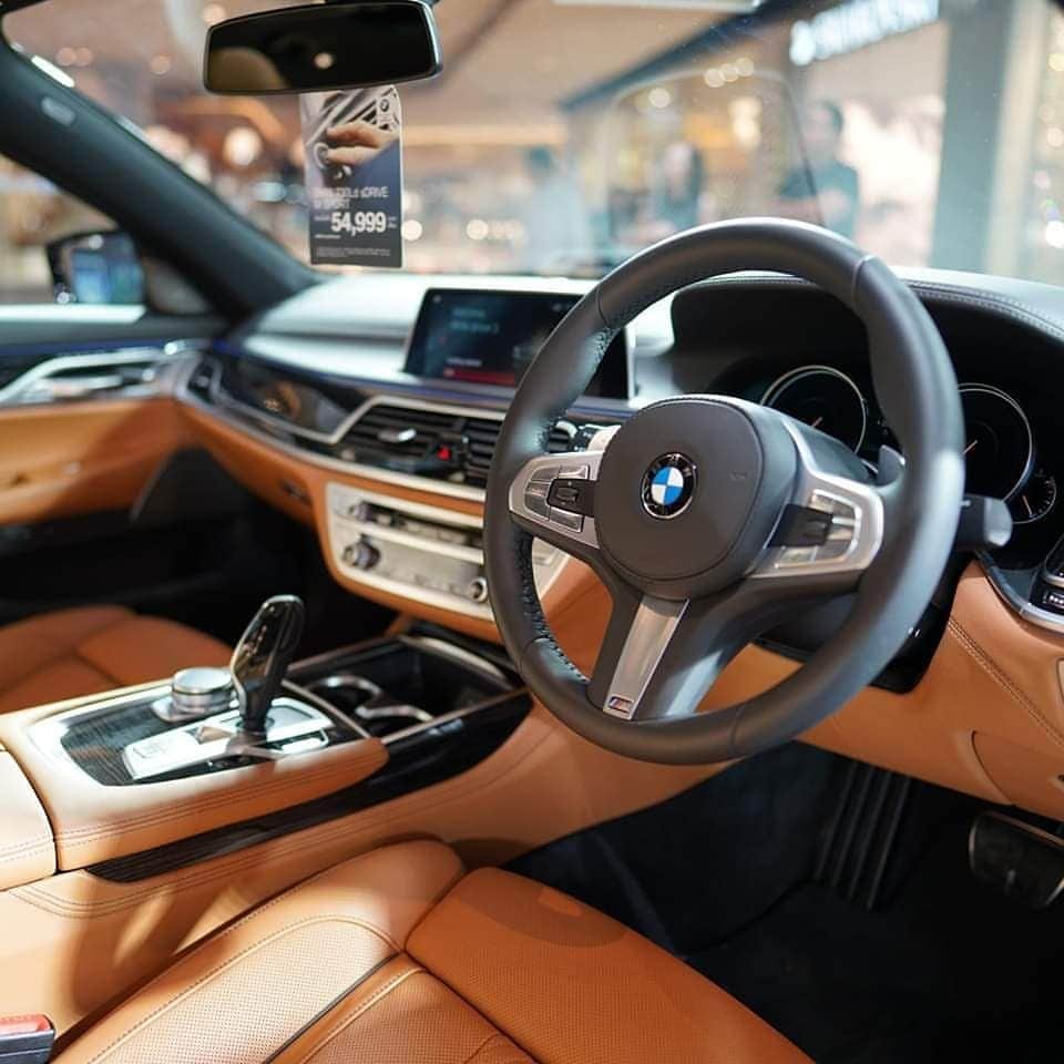 BMW Thailandさんのインスタグラム写真 - (BMW ThailandInstagram)「THE 7 ความเหนือระดับที่แท้จริงของรถยนต์ระดับ Luxury Class ที่ลงตัวทุกเส้นสายทั้งภายในและภายนอก สัมผัส BMW 730Ld sDrive อย่างใกล้ชิดได้ที่ World of Luxury ภายในงาน BMW Xpo 2019  วันนี้ - 15 กันยายนนี้ ที่ CENTRALWORLD ชั้น 1  พร้อมเลือกโลกในแบบของคุณ ลุ้นบินรอบโลกกับการบินไทยมูลค่า 1 ล้านบาท ฟรีอัพเกรด BSI นานสูงสุด 10 ปี รายละเอียดเพิ่มเติม คลิก : www.bmw.co.th ==================== เงื่อนไขเป็นไปตามที่บริษัทฯ กำหนด  #BMWXpo2019 #ChooseYourWorld #WorldOfLuxury #BMWTH #THE7」9月14日 2時00分 - bmwthailand