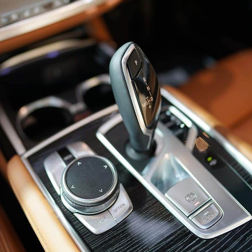 BMW Thailandさんのインスタグラム写真 - (BMW ThailandInstagram)「THE 7 ความเหนือระดับที่แท้จริงของรถยนต์ระดับ Luxury Class ที่ลงตัวทุกเส้นสายทั้งภายในและภายนอก สัมผัส BMW 730Ld sDrive อย่างใกล้ชิดได้ที่ World of Luxury ภายในงาน BMW Xpo 2019  วันนี้ - 15 กันยายนนี้ ที่ CENTRALWORLD ชั้น 1  พร้อมเลือกโลกในแบบของคุณ ลุ้นบินรอบโลกกับการบินไทยมูลค่า 1 ล้านบาท ฟรีอัพเกรด BSI นานสูงสุด 10 ปี รายละเอียดเพิ่มเติม คลิก : www.bmw.co.th ==================== เงื่อนไขเป็นไปตามที่บริษัทฯ กำหนด  #BMWXpo2019 #ChooseYourWorld #WorldOfLuxury #BMWTH #THE7」9月14日 2時00分 - bmwthailand