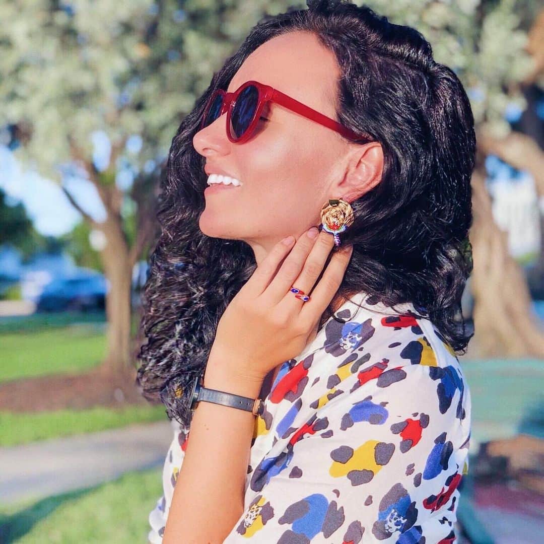 のインスタグラム：「Envie de prolonger l'été ?  Craquez pour notre chemise imaginée en collaboration avec @nachbijoux  Et hop ! Comme @dinavredina le tour est joué !  Want to extend your summer ?  Succomb for a shirt from our collolaboration with @nachbijoux  #castelbajacparis #nachbijoux」