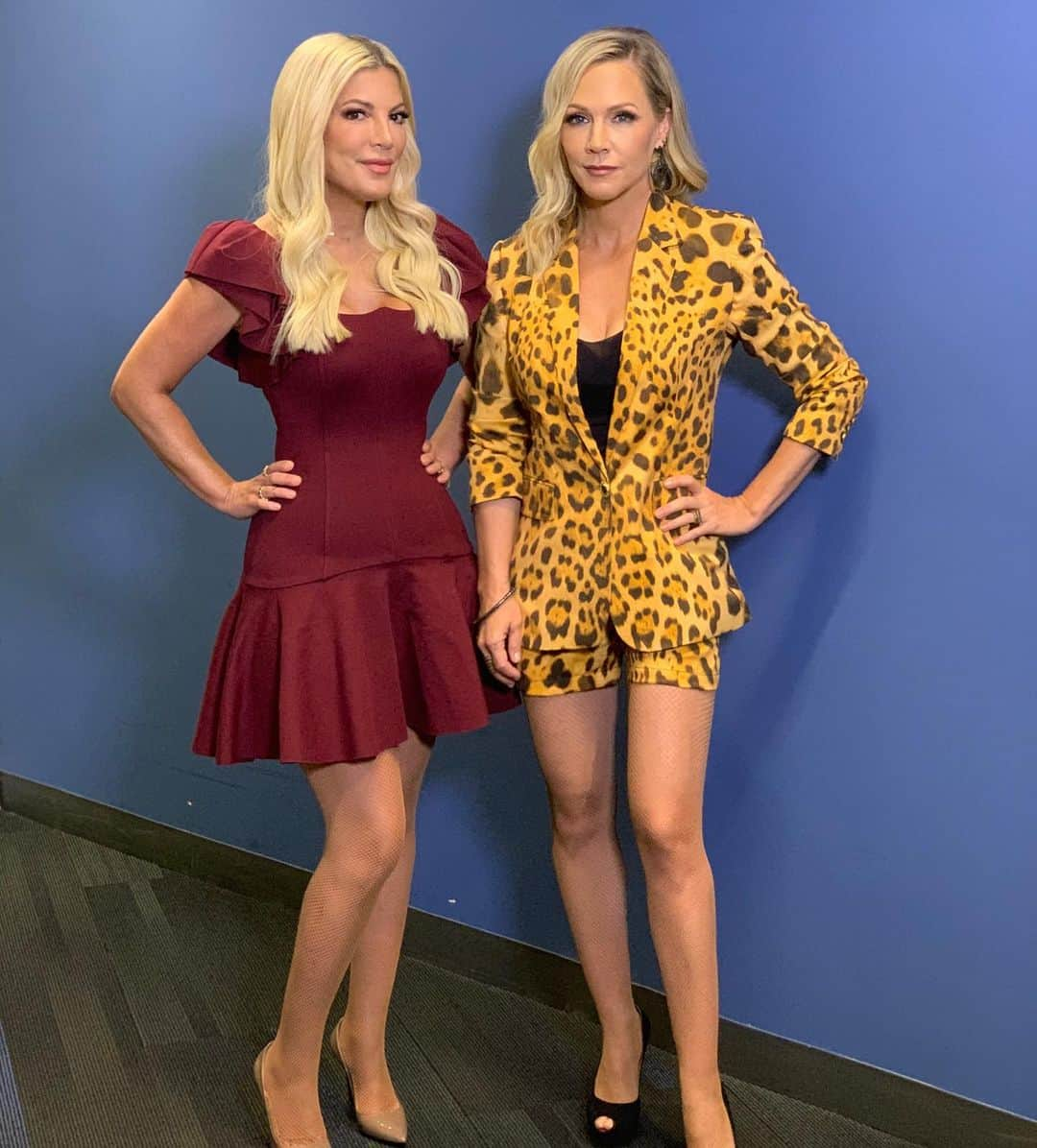 トリ・スペリングさんのインスタグラム写真 - (トリ・スペリングInstagram)「Another amazing day of fashion & friendship with my BFF @jenniegarth ... -  Tori’s fashion sTORI : (Burgundy Dress) Dress - @elliatt Jewelry - @nickhorey Heels - @enricocuini Styled by @Adeel_K #styledbyadeelkhan ( Red Flower Dress)  Dress - @bronxandbanco Jewelry - @nickhorey Heels - @enricocuini Styled by @Adeel_K #styledbyadeelkhan #fashionistama . Hair: @laurarugetti . Makeup: @spencerbarnesla / - Jennie’s Fashion Passion Looks : Jennie (Animal Print Short/Suit) Blazer and shorts - @morphine_fashion Jewelry - @nickhorey Heels - @enricocuini Styled by @Adeel_K #styledbyadeelkhan ( Red Dress) Dress - @elisabettafranchi Jewelry - @nickhorey Heels - @enricocuini Styled by @Adeel_K #styledbyadeelkhan / Makeup : @jillpowellglam . #bh90210 #jennietorilive - - Any ideas what fashion you would like to see us in for our LIVE BFF Tour @jennietorilive starting in November on the east coast. Goto www.jennietorilive.com to get your tickets NOW 👯‍♀️」9月14日 0時42分 - torispelling