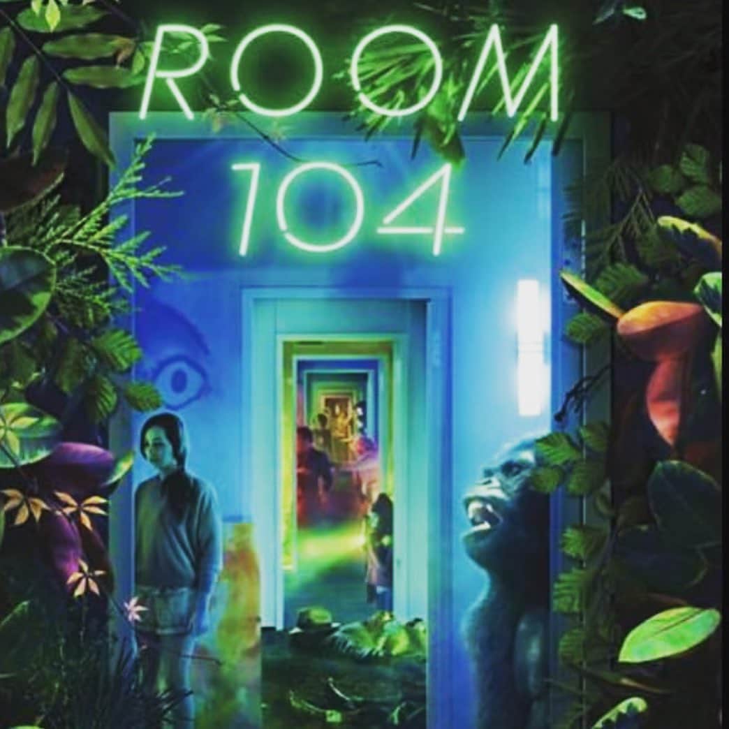 クリスティン・ウッズのインスタグラム：「It’s Friday the 13th AND I’m in the Season 3 Premiere of  Room 104 tonight on @hbo 👻👹☠️🤡👽and AND all time favorite #Maconblair directed it. and AND and @ericjedelstein is EXTRA “Friday the 13th-ish” in it 😈. #room104 #hbo #fridaythethirteenth #scarystories」