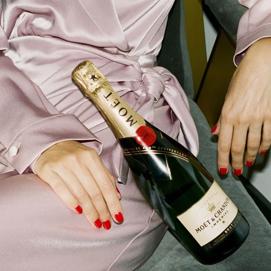 Moët & Chandon Officialさんのインスタグラム写真 - (Moët & Chandon OfficialInstagram)「An Impérial appearance. Picture by @jensingvarsson #MoetMoment #MoetImperial #Tonight . This material is not intended to be viewed by persons under the legal alcohol drinking age or in countries with restrictions on advertising on alcoholic beverages. ENJOY MOET RESPONSIBLY」9月14日 1時00分 - moetchandon