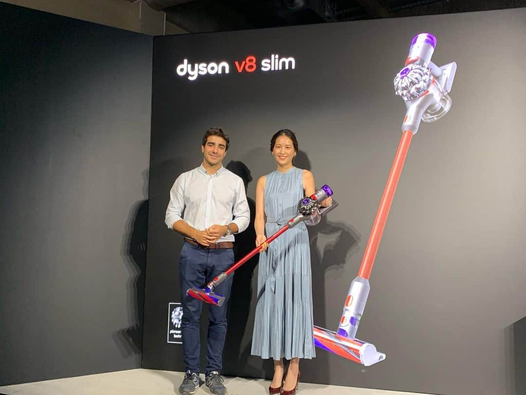 こままりえさんのインスタグラム写真 - (こままりえInstagram)「✴︎ Dyson V8 Slim💫 . 日本の住環境のために開発された ダイソン新製品の発表会へ☺️ . 今回クリーナーヘッドが 40%も小型化、軽量化されたから スムーズな取り回しが可能になって 家具の下や狭いところまでしっかりと 入り込んでお掃除してくれるように👏 #小型化 されても性能はそのままだなんて 日本のお掃除の強い味方😢✨✨ ゲストの #青木裕子 さんも 普段から愛用されているみたいで 絶賛していました✨ . 実際に私も試してみたけど 軽いからスイスイ〜とお掃除が楽しいの💗 @dyson と @dysonjapan が 日本の家事負担を軽くしてくれます🎉 いつでも思い立った時に すぐにお掃除できるのは嬉しいな😆 . #ダイソンな暮らし #dysonv8slim #ダイソンv8スリム #PR #dyson #dysonv8 #ダイソン #ダイソンv8 #クリーナー #コードレスクリーナー  #コードレス掃除機 #コードレス #掃除機 #掃除 #dyson @dysonjapan」9月14日 1時01分 - komamarie