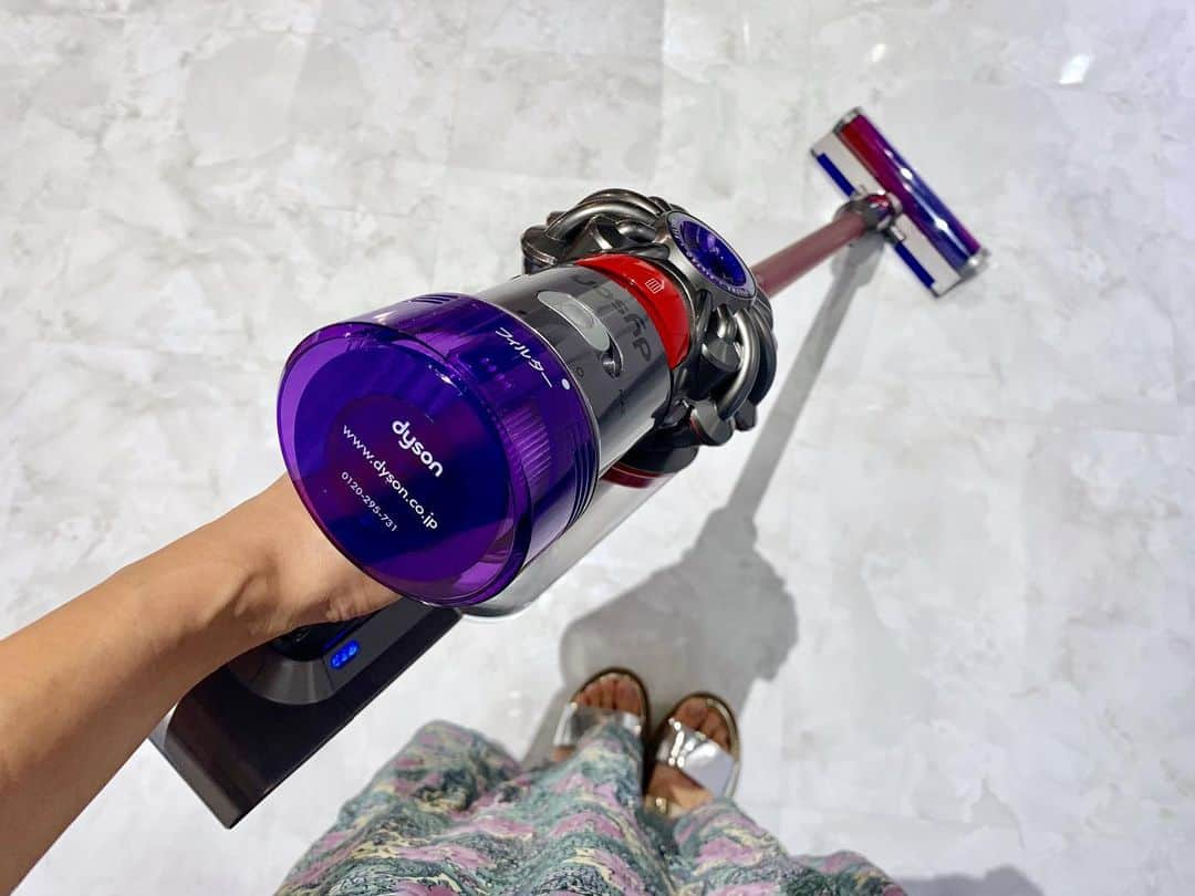 こままりえさんのインスタグラム写真 - (こままりえInstagram)「✴︎ Dyson V8 Slim💫 . 日本の住環境のために開発された ダイソン新製品の発表会へ☺️ . 今回クリーナーヘッドが 40%も小型化、軽量化されたから スムーズな取り回しが可能になって 家具の下や狭いところまでしっかりと 入り込んでお掃除してくれるように👏 #小型化 されても性能はそのままだなんて 日本のお掃除の強い味方😢✨✨ ゲストの #青木裕子 さんも 普段から愛用されているみたいで 絶賛していました✨ . 実際に私も試してみたけど 軽いからスイスイ〜とお掃除が楽しいの💗 @dyson と @dysonjapan が 日本の家事負担を軽くしてくれます🎉 いつでも思い立った時に すぐにお掃除できるのは嬉しいな😆 . #ダイソンな暮らし #dysonv8slim #ダイソンv8スリム #PR #dyson #dysonv8 #ダイソン #ダイソンv8 #クリーナー #コードレスクリーナー  #コードレス掃除機 #コードレス #掃除機 #掃除 #dyson @dysonjapan」9月14日 1時01分 - komamarie