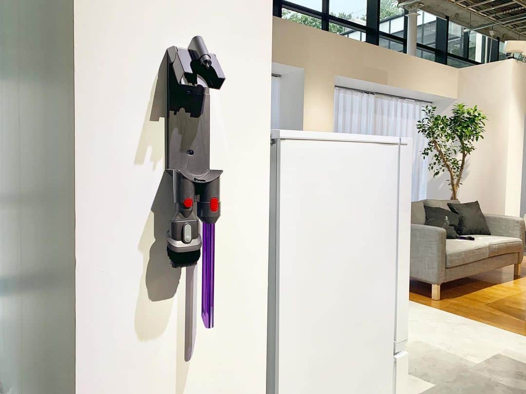 こままりえさんのインスタグラム写真 - (こままりえInstagram)「✴︎ Dyson V8 Slim💫 . 日本の住環境のために開発された ダイソン新製品の発表会へ☺️ . 今回クリーナーヘッドが 40%も小型化、軽量化されたから スムーズな取り回しが可能になって 家具の下や狭いところまでしっかりと 入り込んでお掃除してくれるように👏 #小型化 されても性能はそのままだなんて 日本のお掃除の強い味方😢✨✨ ゲストの #青木裕子 さんも 普段から愛用されているみたいで 絶賛していました✨ . 実際に私も試してみたけど 軽いからスイスイ〜とお掃除が楽しいの💗 @dyson と @dysonjapan が 日本の家事負担を軽くしてくれます🎉 いつでも思い立った時に すぐにお掃除できるのは嬉しいな😆 . #ダイソンな暮らし #dysonv8slim #ダイソンv8スリム #PR #dyson #dysonv8 #ダイソン #ダイソンv8 #クリーナー #コードレスクリーナー  #コードレス掃除機 #コードレス #掃除機 #掃除 #dyson @dysonjapan」9月14日 1時01分 - komamarie