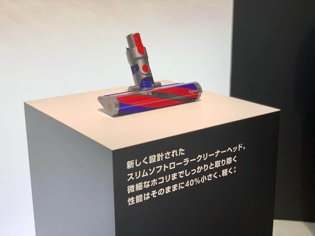 こままりえさんのインスタグラム写真 - (こままりえInstagram)「✴︎ Dyson V8 Slim💫 . 日本の住環境のために開発された ダイソン新製品の発表会へ☺️ . 今回クリーナーヘッドが 40%も小型化、軽量化されたから スムーズな取り回しが可能になって 家具の下や狭いところまでしっかりと 入り込んでお掃除してくれるように👏 #小型化 されても性能はそのままだなんて 日本のお掃除の強い味方😢✨✨ ゲストの #青木裕子 さんも 普段から愛用されているみたいで 絶賛していました✨ . 実際に私も試してみたけど 軽いからスイスイ〜とお掃除が楽しいの💗 @dyson と @dysonjapan が 日本の家事負担を軽くしてくれます🎉 いつでも思い立った時に すぐにお掃除できるのは嬉しいな😆 . #ダイソンな暮らし #dysonv8slim #ダイソンv8スリム #PR #dyson #dysonv8 #ダイソン #ダイソンv8 #クリーナー #コードレスクリーナー  #コードレス掃除機 #コードレス #掃除機 #掃除 #dyson @dysonjapan」9月14日 1時01分 - komamarie