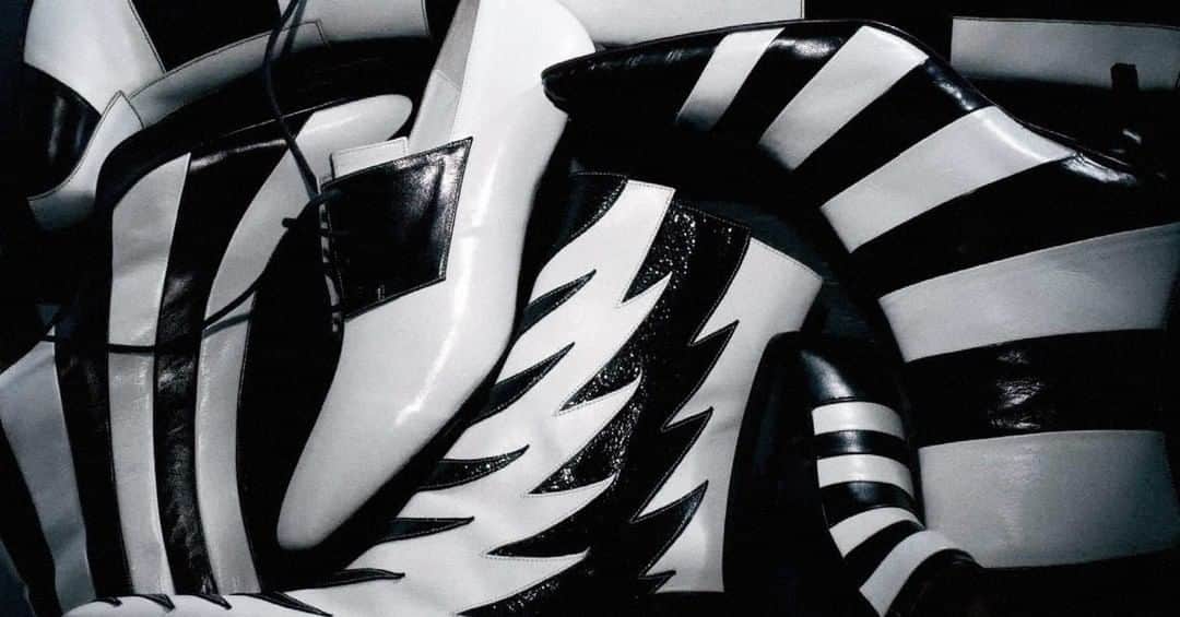 のインスタグラム：「Archives FREE LANCE : Collection black and white signée Guy RAUTUREAU (2000). ⁣ ⁣ Inside FREE LANCE : Black and White Collection by Guy RAUTUREAU (2000). ⁣ ⁣ #FreeLanceparis #FreeLanceshoes #madeinFrance #savoirfaire #archives #collector」