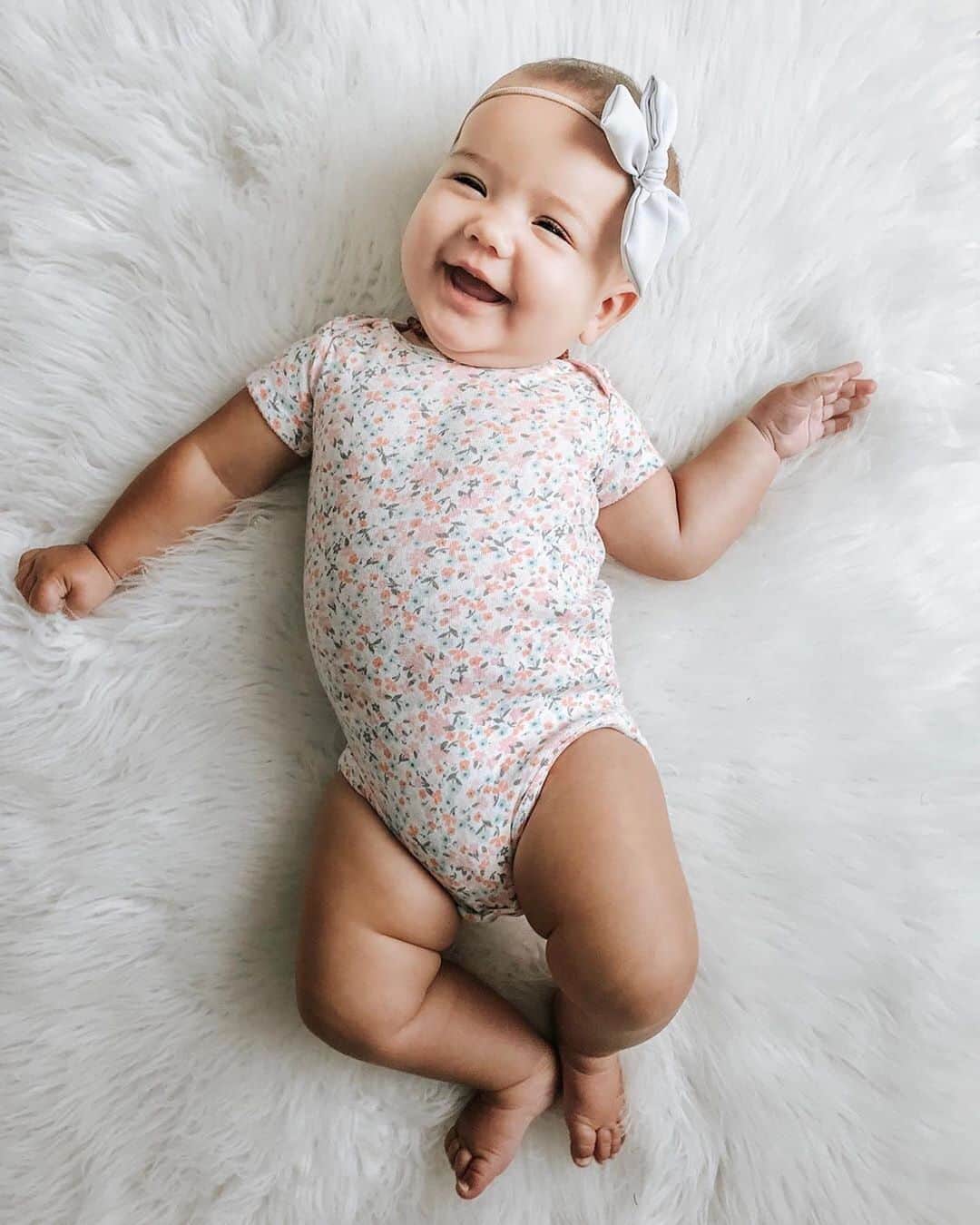 のインスタグラム：「Thank you for sharing pics of your little ones for #BodysuitDay! 😍🎉 Don’t forget, you can always tag @carters and use #lovecarters to share all the sweet moments with us. 💙✨」