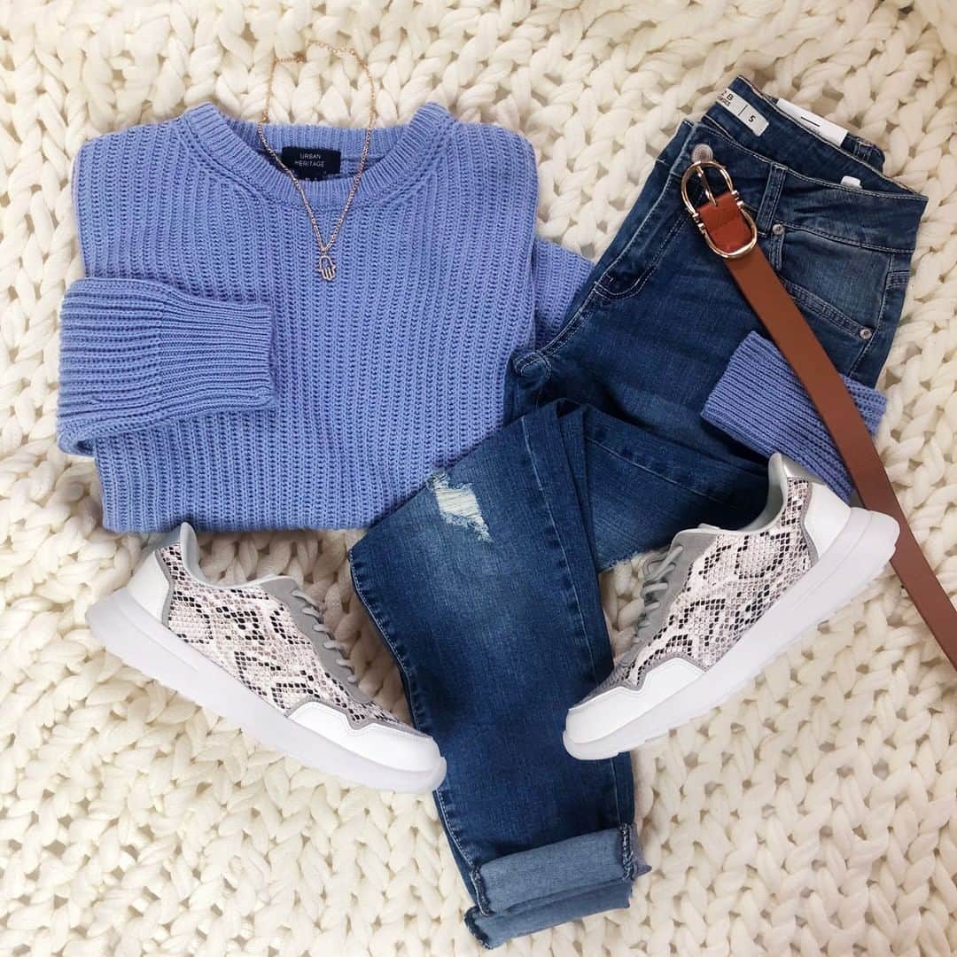 Charlotte Russeさんのインスタグラム写真 - (Charlotte RusseInstagram)「A look for your cozy weekend in. ☁️✨ 🔎 "Boxy Crew Neck Cropped Sweater" 🔎 "Snake Lace-Up Sneaker" #charlotterusse #sweaterweather #cozy」9月14日 1時21分 - charlotterusse