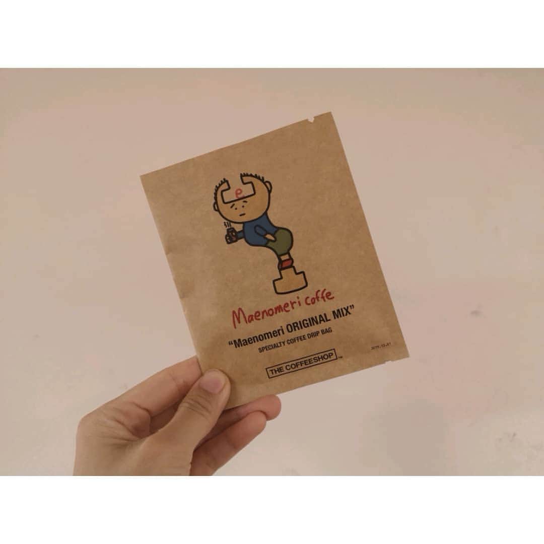 のインスタグラム：「天竺鼠・川原さんの個展 Maenomeri展に行ってきたADくっきーが 予定合わず行けなかった私に おでこ取れちゃったくんのお土産くれたよ🎁 嬉しいな🎁 取れちゃったおでこはお土産と同じ重さ🎁 #おでこ取れちゃったくん #maenomeri展  #天竺鼠」
