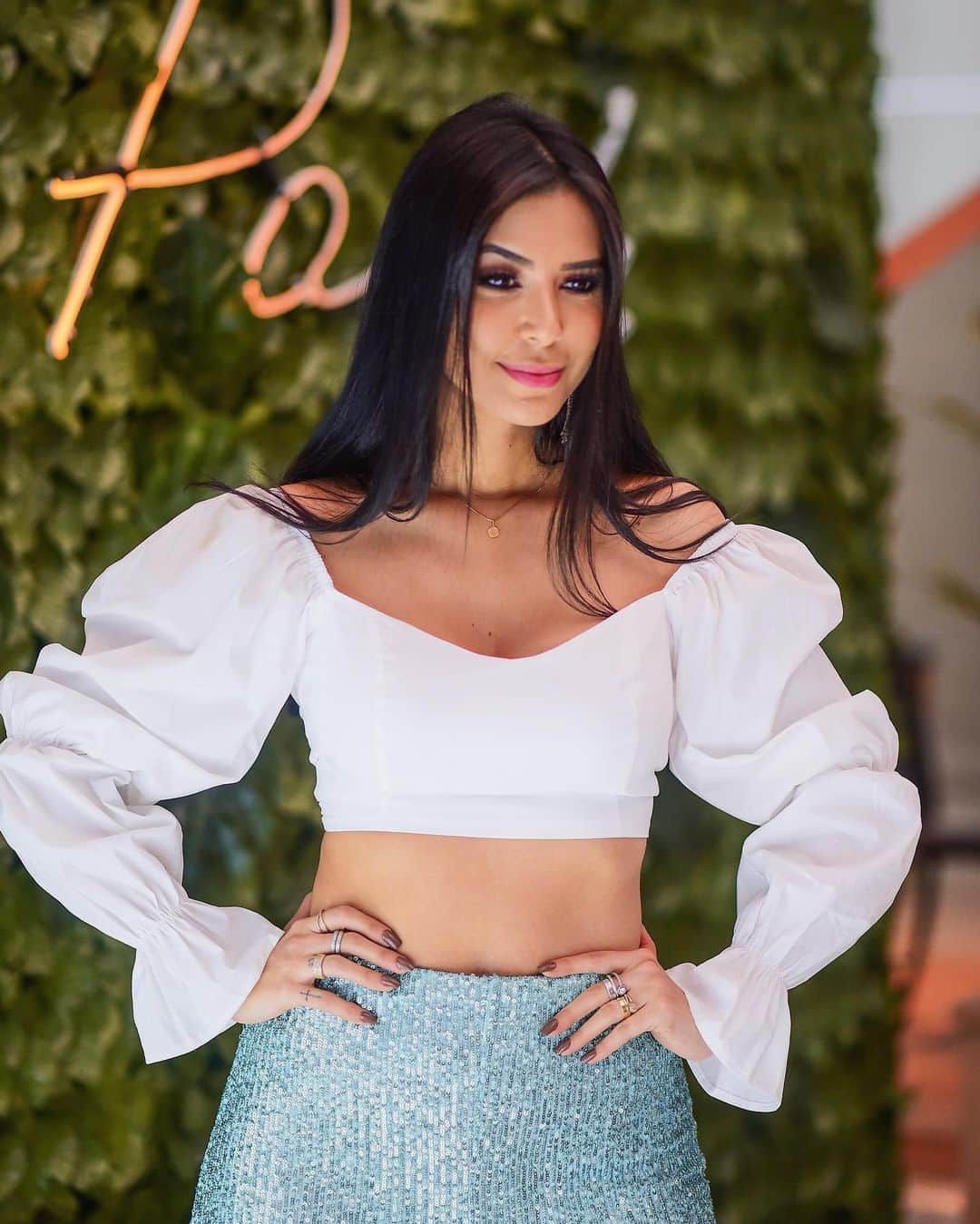 Gabriela Salesのインスタグラム：「Lacrinhas! E hoje foi dia de conhecer a expansão do @megamodapark aqui em Goiânia, terrinha que eu amo e que já me sinto em casa. Sempre muito bem recebida por todos aqui. E o shopping está incrível, com muitas opções de lojas que vendem tanto no varejo como atacado, além de uma super estrutura. Amei 😍😍😍」