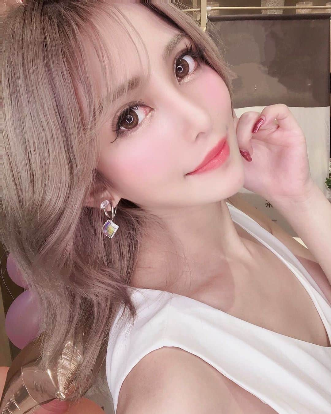 竹村寿美佳（すうちゃま）さんのインスタグラム写真 - (竹村寿美佳（すうちゃま）Instagram)「この間キレイパスを使って #恵比寿美容クリニック で炭酸ガス治療を受けてきたよ(っ ॑꒳ ॑c)💗 仕事上生活リズムがバラバラで、寝不足がちな時とかが多くて目の下のクマが気になってたから良かった✨😌 施術時間も一瞬だし、施術後すぐにメイクも出来るよ💄💎.◌* 先生も優しくて良かった✨✨ @kireipass  _  #キレイパス#美容#駅近#恵比寿#モデル#キャンギャル#ダンサー#一眼レフ#自撮り#メイク#ハーフ#金髪#イメチェン#ヘアアレンジ#ファッション#tokyo#japan#girl#me#beauty#model#gogodancer#rq#selfie#fashion#makeup#blondehair #code」9月14日 1時22分 - suuchamav3v