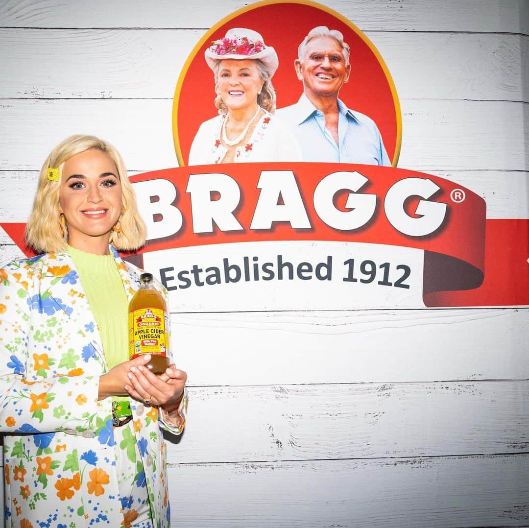 ケイティ・ペリーさんのインスタグラム写真 - (ケイティ・ペリーInstagram)「Was so proud to represent my family friend @patriciabragg for @bragglivefoodproducts at #naturalproductsexpoeast2019 I have been using #Braggsapplecidervinegar since I was in my early teens (thanks to my momma) to keep my voice healthy from inflammation and mucus... it’s a staple travel buddy on every tour. So glad @orlandobloom and I can continue the Bragg legacy of “Health is Wealth!” How do you use #Braggsapplecidervinegar? Tell me in the comments below 🍎」9月14日 1時23分 - katyperry