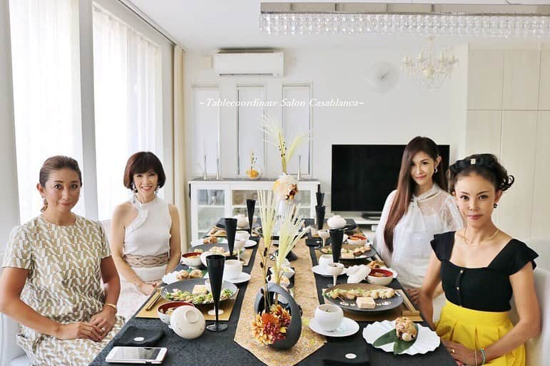 のインスタグラム：「ゆずか先生のテーブルコーディネート教室に行って来ました✨ 今回は【中秋の名月】がテーマ  皆んなで深イイ話をしていたら あっと言う間に滞在時間5時間❣️ 毎回 素敵な時間を過ごす事が出来る私の楽しみの一つです✨💕 #テーブルコーディネート#中秋の名月」
