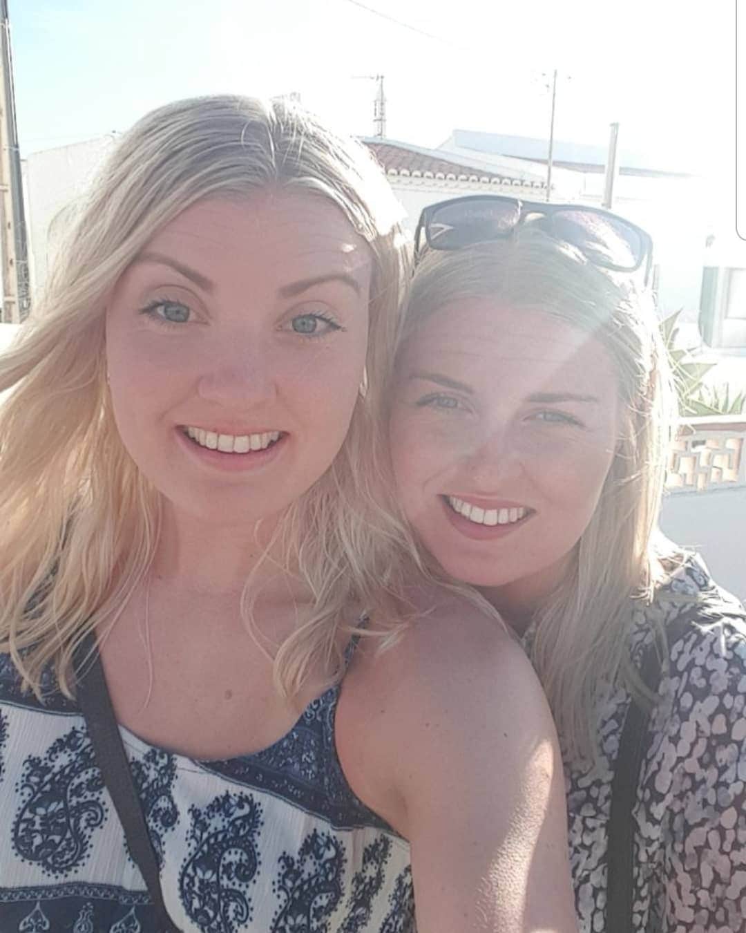 ヨシ・ヘルゲソンのインスタグラム：「Grattis på födelsedagen! Du är den mest fantastiska storasyster man kan önska sig! Hoppas du får en superbra dag ❤ Jag älskar dig 😍」