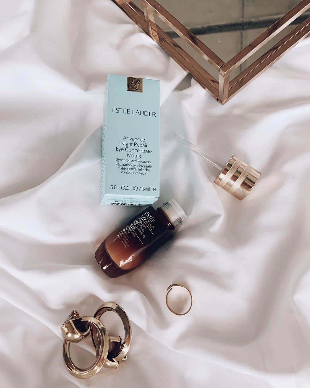 ELLE Polandさんのインスタグラム写真 - (ELLE PolandInstagram)「Dziś przed snem testujemy ultra skoncentrowany krem ADVANCED NIGHT REPAIR EYE CONCENTRATE MATRIX od Estée Lauder. Ten produkt intensywnie nawilży, ujędrni i wyraźnie wzmocni zmęczoną skórę pod oczami, nadając spojrzeniu prawdziwego blasku. Więcej dowiecie się z naszego Insta Stories. #esteelauder #esteelauderekspertwnocnejpielegnacji #NocNalezyDoCiebie #TheNightIsYours #sephorapolska」9月14日 1時35分 - ellepolska