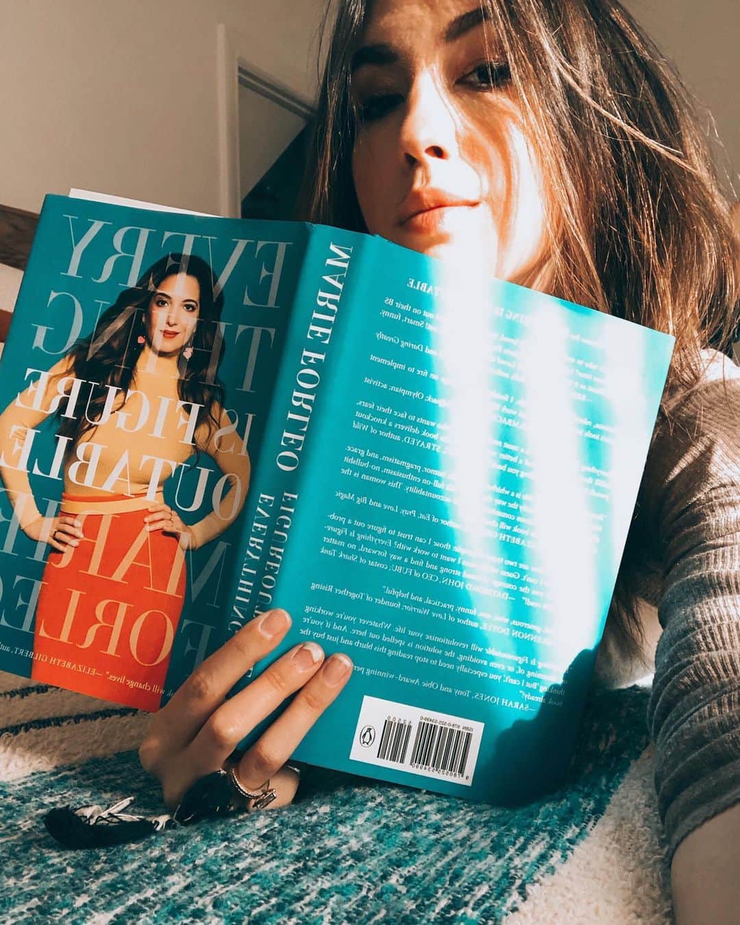 ケイト・ボイージェルのインスタグラム：「is it just me or is the thought of figuring out what you really want kind of exhausting?? for me it’s usually a neverending loop of playing out a bunch of scenarios in my head and struggling to actually decide or do anything about any of it. . this babe @marieforleo was kind enough to send me an advance copy of her new book here and I’ve been truly loving it. if you’re feeling stuck or just kind of blah this is a really good one. it’s called #everythingisfigureoutable and it just came out this week. Marie, you’re a gem and a badass- congrats! 🎉」