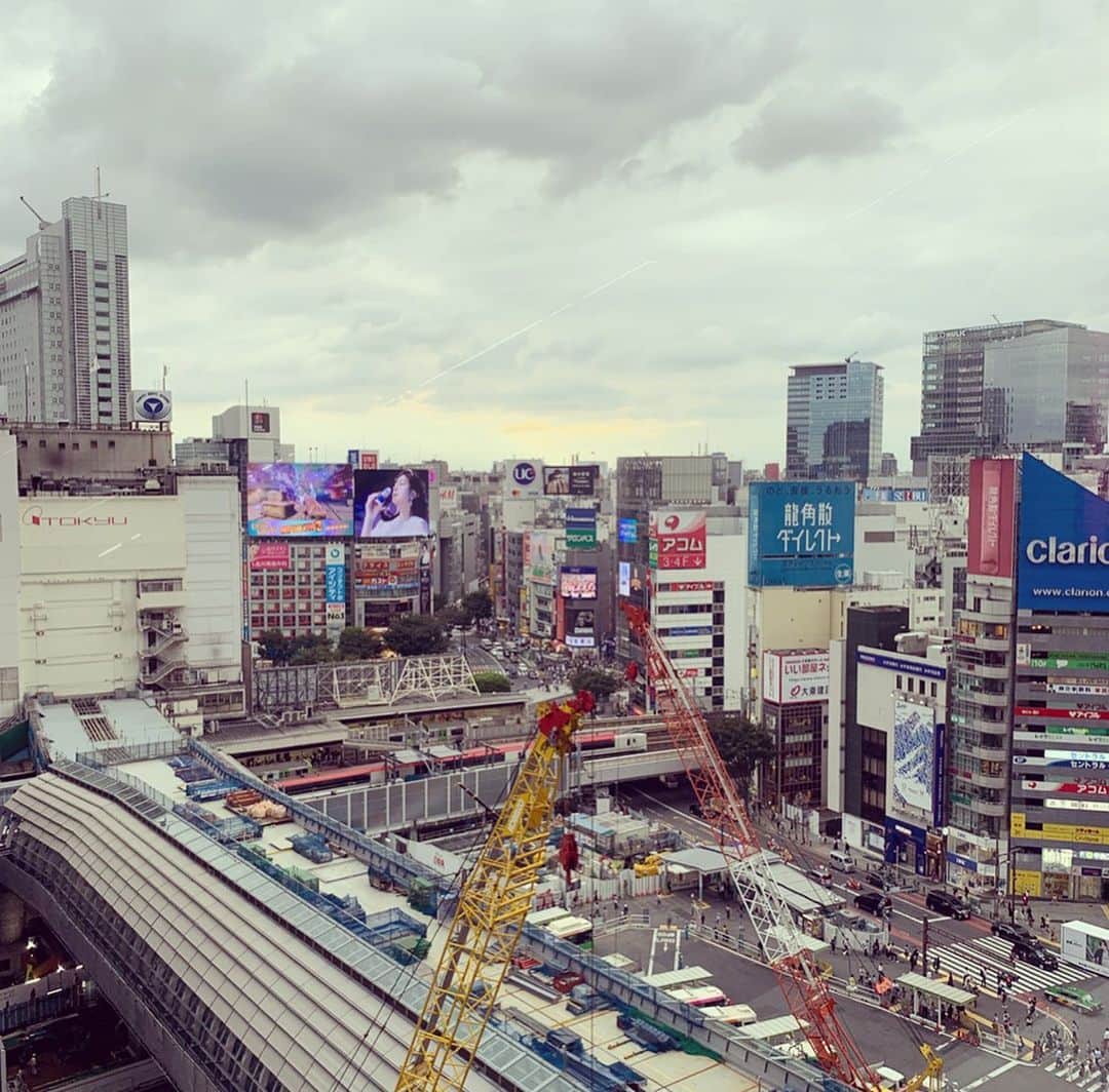 砂賀美希さんのインスタグラム写真 - (砂賀美希Instagram)「日本は季節の移ろいが早い。 今日の涼しさとかきゅーんとくる。  本帰国してもうすぐ半年。 子どものいる生活になってからの初東京、そもそも5年ぶりの東京生活とあって 未だにお上りさん極まりない。  今日は久しぶりに展示会へ。 @nostalgia_jp  子どもにもフレンドリーなオフィスで #オーガニック のりんごジュースまでいただき😭💕ありがとうございます。  その後に立ち寄った #bitvalley2019 のトークイベント。 #子連れ でも大丈夫です、とのことで最後列で拝聴。 #佐藤オオキ さん最後に泣いたのは我が息子です。こちらこそすみませんでした😌  何はともあれ。 あちこちで騒がしく申し訳ない気持ちは持ち合わせつつ、意外と子連れベビーカーでの都会のジャングル移動もありなんだという学び。 むしろややこしくさせていたのは母の大人の都合だったのかも。  宮益坂近くの中華で早めの乾杯。 息子よ。いろいろ君のせいにしてすまん！ Just go our wayでした。 金曜の渋谷を8時に抜け出し健全帰宅😊毎日あっという間。 ・  #tgif #nostalgia #子育てママ #お月見 #十五夜 #初秋 #お出かけしようね」9月14日 1時45分 - kimiganasu