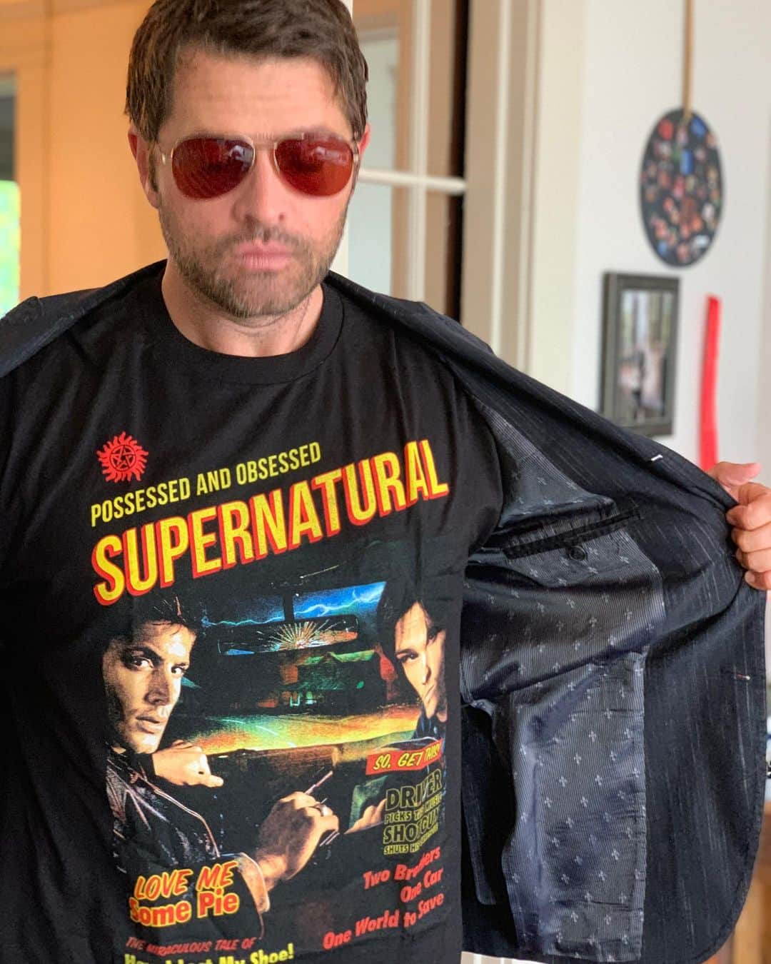 ミーシャ・コリンズさんのインスタグラム写真 - (ミーシャ・コリンズInstagram)「I don’t normally like to look down on my coworkers, but in this case I’ll make an exception. TODAY ONLY, get this shirt from @hottopic & 100% of profits will go to @randomactsorg to help Hurricane Dorian survivors & fund acts of kindness.  http://hottopic.me/spnday #supernaturalday」9月14日 1時56分 - misha