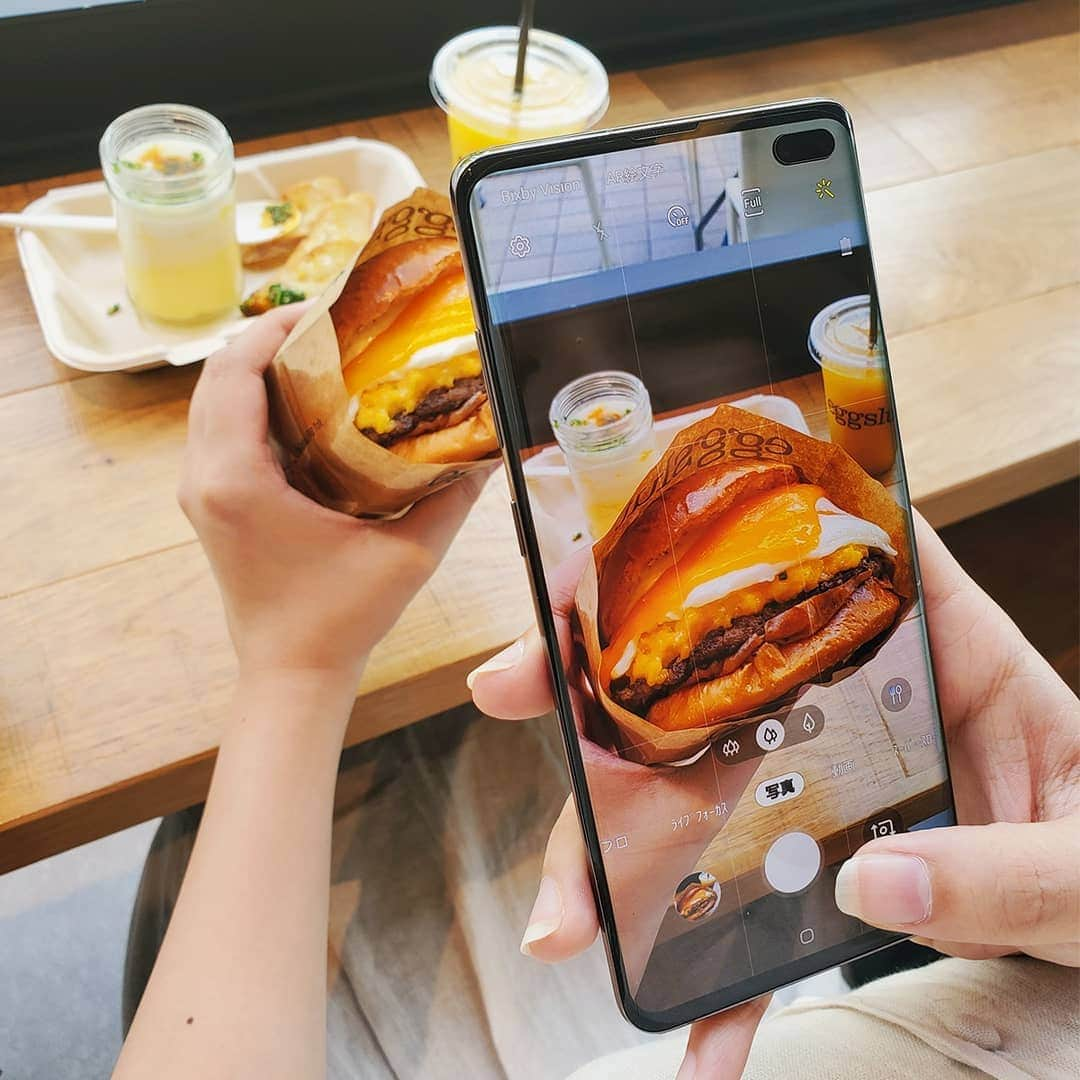 Galaxy Mobile Japanさんのインスタグラム写真 - (Galaxy Mobile JapanInstagram)「本日オープン！新宿で〜22:00までやってます「eggslut（エッグスラット）」🍳卵料理専門店です♪ 1枚目の画像は日本限定の「ルート20サンド」。とろとろスクランブルエッグ×半熟卵の目玉焼きの組み合わせはもはや究極です…😍 他にも3枚目のマッシュポテトと半熟卵をガラス瓶に詰めた「スラット」、4枚目の看板メニュー「フェアファックスサンド」など、卵をとことん味わえます！ 日本初上陸の絶品卵料理、皆さんもぜひ召し上がれ😘 ・ 「#Galaxyトレンド部」では流行りのモノ／コトを紹介していきます🙌 ＝＝＝＝＝＝＝＝＝＝ 「eggslut（エッグスラット）」 〒151-0053　東京都渋谷区代々木2-2-1 新宿サザンテラス内 営業時間：7:30〜22:00 不定休 @eggslut_japan @eggslut #eggslut #エッグスラット ＝＝＝＝＝＝＝＝＝＝ ・ ・ ・ #GalaxyS10 #withGalaxy #東京 #新宿サザンテラス #卵 #卵料理 #サンドイッチ #スラット #トレンドスポット #フォトスポット #shinjukusouthernterrace #egglovers #eggsontheregs #Galaxyカメラ部」9月13日 17時02分 - samsungjpn