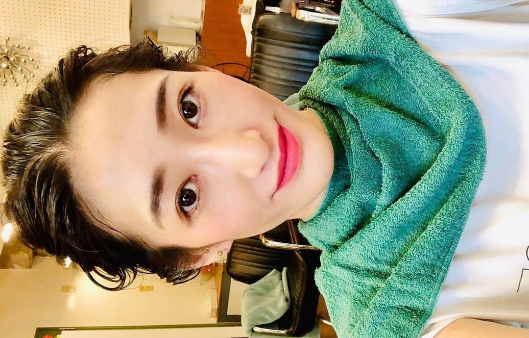 ELISAのインスタグラム：「なぜか横w許してww  わーい(∩´(エ)`∩)(∩´(エ)`∩)！！！ 長い冬眠からやっと目が覚めた🧸w なんだか台風あたりから体調崩し気味でした(笑)みんなは大丈夫かなぁ？  来週も試験！11月のチャペルライブに向けて始動していくぞっ！近々ELISAの公式FCのコミュニティーアプリの''ファニコン''内で、生放送考えてまーす(∩´(エ)`∩)ってことで、さっぱり美容院に行ってきた◎  時計の日付けが9日で止まってた(笑) 本当に冬眠してたらしい..._(┐「ε:)_」