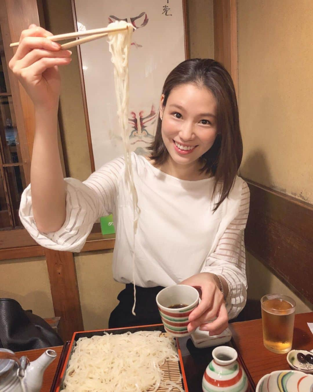 工藤采佳さんのインスタグラム写真 - (工藤采佳Instagram)「麺をすするのが苦手な蕎麦娘🤣 麺を吸うとむせます。←昔から... そして、必ず洋服を汚すのですが 今回は、白を着ていたにも関わらず 上手に食べられました( ´͈ ᵕ `͈ )♡ というどうでもいいご報告🤭💭 後ろの掛け軸がいい感じだね👹 . . #蕎麦 #蕎麦屋 #利庵  #グルメ #東京  #人気店 #OL #ootd」9月13日 16時58分 - kudo__ayaka