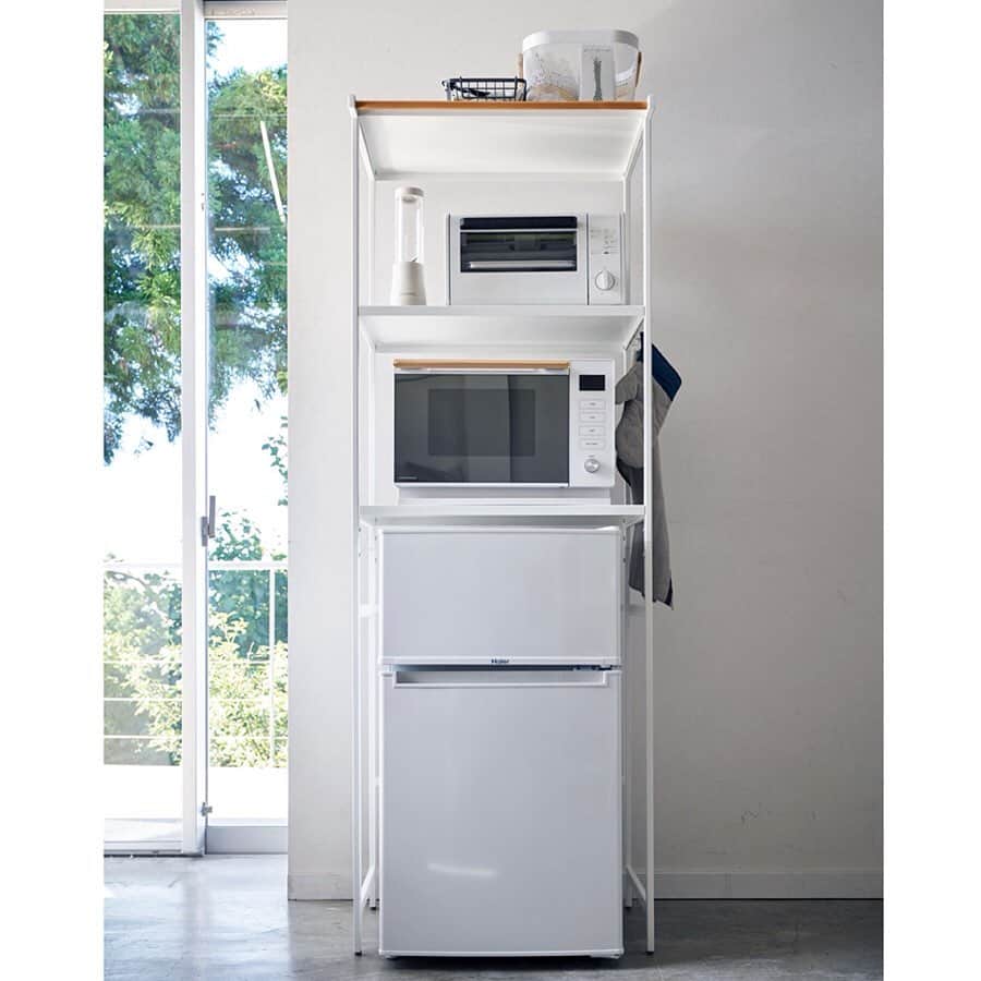 yamazaki_japanさんのインスタグラム写真 - (yamazaki_japanInstagram)「冷蔵庫上のデッドスペースを有効活用。「冷蔵庫上ラック タワー」のご紹介です。 . 単身者や2人暮らしサイズの冷蔵庫に対応したラックです。 棚が可動式になっているので高さ約88～128cmまでの冷蔵庫に対応しています。 . 棚板も約20cmずつ調整できるので置きたいものに合わせて高さを変えることができます。 電子レンジやトースターはもちろん、コーヒーメーカーや電子ケトル、ジューサーなどキッチン周辺の家電を一緒に収納するのにもピッタリ。 . 上のバーには布巾やタオルなどを掛けるのに便利。 付属のフックを使えばサイドにキッチン小物を引っ掛けて収納することも出来ます◎ . ■SIZE　約W60×D46.5×H170cm　■耐荷重　各棚：8kg　ハンガーバー :約3kg 各フック：約500g . --------------------------------- 山崎実業のコラムサイト「Simple Life Lab.」も運営中◎ 暮らしのアイデアや、漫画ヤマクマちゃんなど様々なコンテンツが掲載されています。 是非ご覧ください。 https://www.yamajitsu.co.jp/lab/ --------------------------------- . #home#tower#冷蔵庫#冷蔵庫上ラック#ラック#キッチンラック#電子レンジ収納#トースター収納#デッドスペース#有効活用#炊事#キッチン#キッチン収納#暮らし#丁寧な暮らし#シンプルライフ#おうち#シンプル#モダン#便利#おしゃれ #雑貨 #yamazaki #山崎実業」9月13日 16時59分 - yamazaki.home.channel