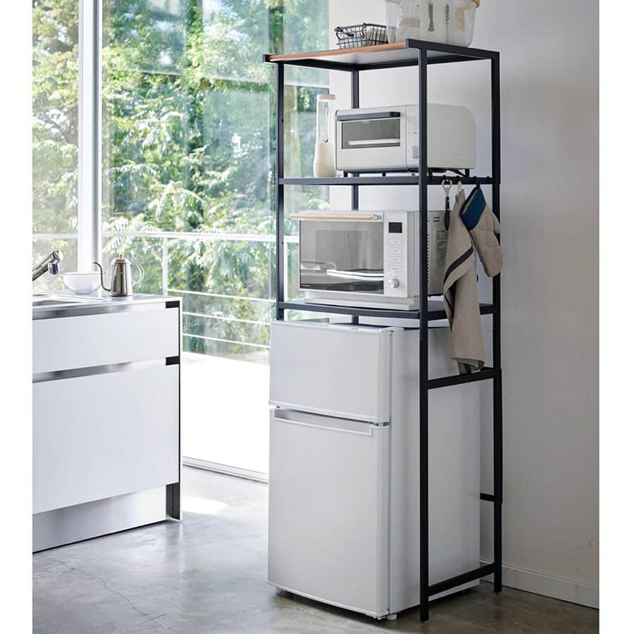 yamazaki_japanさんのインスタグラム写真 - (yamazaki_japanInstagram)「冷蔵庫上のデッドスペースを有効活用。「冷蔵庫上ラック タワー」のご紹介です。 . 単身者や2人暮らしサイズの冷蔵庫に対応したラックです。 棚が可動式になっているので高さ約88～128cmまでの冷蔵庫に対応しています。 . 棚板も約20cmずつ調整できるので置きたいものに合わせて高さを変えることができます。 電子レンジやトースターはもちろん、コーヒーメーカーや電子ケトル、ジューサーなどキッチン周辺の家電を一緒に収納するのにもピッタリ。 . 上のバーには布巾やタオルなどを掛けるのに便利。 付属のフックを使えばサイドにキッチン小物を引っ掛けて収納することも出来ます◎ . ■SIZE　約W60×D46.5×H170cm　■耐荷重　各棚：8kg　ハンガーバー :約3kg 各フック：約500g . --------------------------------- 山崎実業のコラムサイト「Simple Life Lab.」も運営中◎ 暮らしのアイデアや、漫画ヤマクマちゃんなど様々なコンテンツが掲載されています。 是非ご覧ください。 https://www.yamajitsu.co.jp/lab/ --------------------------------- . #home#tower#冷蔵庫#冷蔵庫上ラック#ラック#キッチンラック#電子レンジ収納#トースター収納#デッドスペース#有効活用#炊事#キッチン#キッチン収納#暮らし#丁寧な暮らし#シンプルライフ#おうち#シンプル#モダン#便利#おしゃれ #雑貨 #yamazaki #山崎実業」9月13日 16時59分 - yamazaki.home.channel