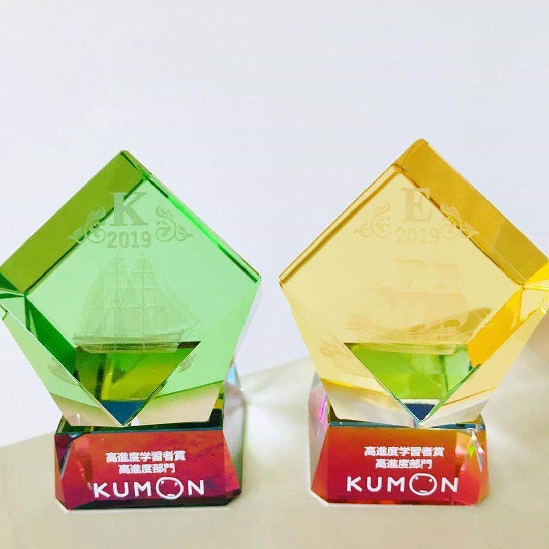 KUMON（公文式・くもん）【オフィシャル】さんのインスタグラム写真 - (KUMON（公文式・くもん）【オフィシャル】Instagram)「.﻿ @kumon_jp_official では﻿ 「#kumonfriends」のハッシュタグを﻿ つけて投稿していただいた写真を﻿ 紹介していきます🏆﻿ ﻿ こちらは @mirmiricleさんの1枚🎀﻿ ﻿ 娘、初めて #公文のオブジェ を戴きました🍀😊﻿ これは国語・算数は3学年先学習、英語は5学年先学習になるといただける記念品。﻿ 去年は公文に入って数ヶ月だったので達成できず…。﻿ 今年は頑張りました🙌✨﻿ 緑のオブジェが国語のもの、黄色のオブジェが英語のものです🌸🍀 ﻿ ﻿ @mirmiricleさん、﻿ 素敵な投稿ありがとうございます。﻿ ﻿ ﻿ うれしい、たのしい、KUMONの毎日♪を写真や動画で撮って、@kumon_jp_officialをフォローの上、ハッシュタグ「#kumonfriends」をつけて、コメントと一緒に写真を投稿してくださいね📷﻿ ﻿ ※投稿写真は、公式Instagramアカウントの投稿やKUMON BUZZ PLACE WEBサイトにてトリミング、加工の上、使用させていただく場合がございます。﻿ ※画像や動画の無断転載はお断りします。﻿ ※ダイレクトメッセージへの返信はいたしません。﻿ ﻿ #くもん #くもんいくもん #やっててよかった公文式 #公文 #公文式 #公文国語 #公文英語 #くもん頑張り隊 #初めて #公文オブジェ #記念オブジェ #オブジェ #オブジェもらったもん #高進度学習者賞 #頑張りました #kumon #kumonkids #kumonsmile #kumonday #kumontime #kids #kidstagram #ig_kids #igkids #study #studygram #studytime #kumonfriendsと繋がりたい」9月13日 17時06分 - kumon_jp_official