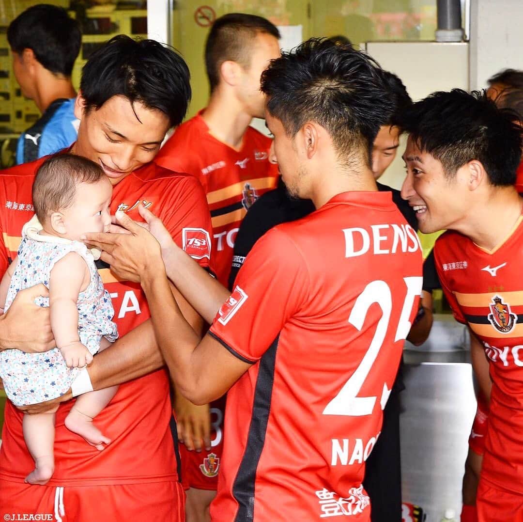 のインスタグラム：「. 試合前の﻿ 癒しのひと時😌💕﻿ ﻿ ﻿ #Ｊリーグ #jleague﻿ ﻿ #名古屋グランパス #grampus﻿ #中谷進之介﻿ #前田直輝﻿ #和泉竜司﻿ ﻿ #オフショット﻿ #赤ちゃん #baby﻿ #キッズ #kids﻿ #子ども #子どものいる暮らし﻿ #子どものいる生活﻿ #可愛い #かわいい #カワイイ #cute﻿ #親バカ部 #パパ﻿ #癒し #メロメロ #😍 #💕﻿ #ナイスショット #ベストショット﻿ #niceshot #bestshot﻿」