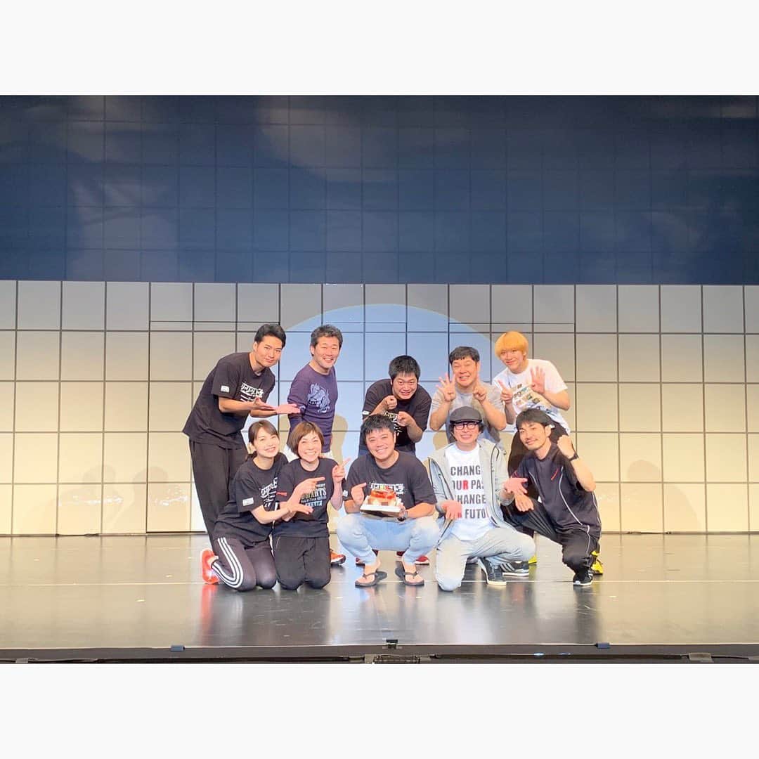 のインスタグラム：「一昨日から北海道に来てます。 稽古やら場当たりやらDVD特典映像やら撮影して今日が初日です。そして今日41歳になりました。昨日も皆さまにお祝いしていただいて今日もお祝いしていただきました。素敵な現場です。 頑張ろ！ #リリリストラ  #札幌公演 #道新ホール #OOPARTS」