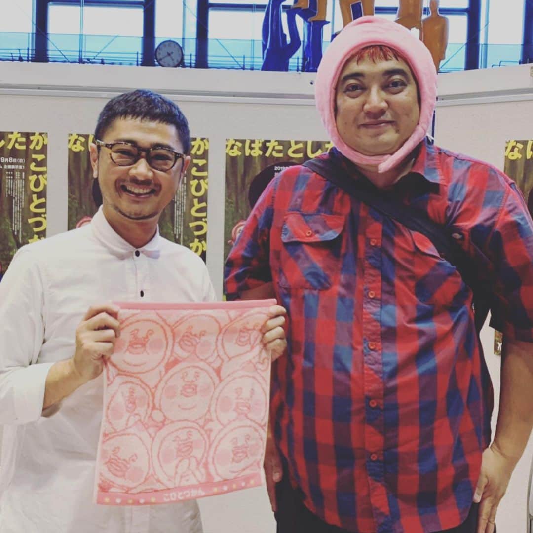 デッカチャンのインスタグラム：「『 #なばたとしたか #こびとづかんの世界 』 @kawasaki_city_museum  見に行きました！ なんだかんだで最終日になってしまいましたが なばたさんに会えたので良かったです。  閉館までサイン会でお客さんにこびとたちの絵を書いてあげてて 終わりで挨拶したら『何か書きましょうか？』と優しいお言葉を！  そんなお疲れのなばたさんにワガママなお願いをしちゃいましたが快く書いてくれました。  このカワイイお嬢様の絵は、 もともと約20年前くらいに僕が #デザインフェスタ という東京ビックサイトとかで開催してるアートの展示会で、みんなでギャグを売るというパフォーマンスをしている時、休憩時間で他の方のアートを見に行ってた時に気になる絵があって。 すごく欲しかったけど若手芸人でお金もなくポストカード1枚だけ買ったんです。 それがまだこぴとづかんを書いてない頃のなばたさんで。 そのあとカクレモモジリが好きだった僕はなばたさんにこぴとづかん好きです！って言ったら。 『ポストカード買ってくれたの覚えてますよ。』って言われてびっくり！ 僕はあの時のポストカードの人がこぴとづかんの人だとは思ってなかったので💦 とても嬉しくて。 僕もいまだにあのポストカードを持ってます！ と言ってSNSのやりとりをさせてもらって、 僕の20周年の時にデッカチャンのイラストも描いてもらって。 それがめちゃくちゃ最高で！ 僕の携帯の待ち受けにずっとしてます。 そんなつながりの久しぶの再開で今回の展示には、 あの時に買ったポストカードのお嬢様の絵の原画があって少しウルウルしました！ それでわがまま言って色紙にお嬢様を描いてもらいました。  久々に再会できてめちゃくちゃ嬉しかったです。 これからもよろしくお願いします🍑」