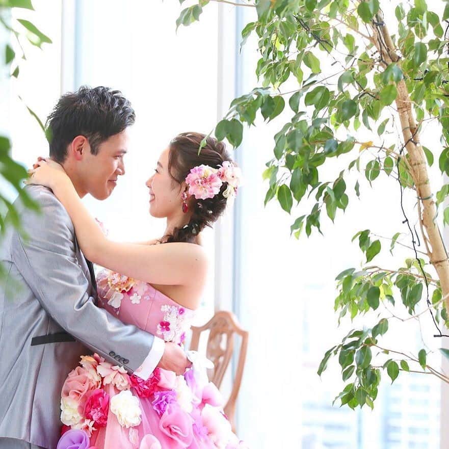 ホテルモントレウェディング【公式】 のインスタグラム：「♥ ￣￣￣￣￣￣￣￣￣￣ @montereyweddingをフォローして 『 #モントレ花嫁 』『 #ホテルモントレ』の タグをつけて投稿してくださいね＊*. ・ ホテルモントレ ラ・スール大阪 @lasoeurosaka_wedding ・ 館内にはたくさんのフォトスポットが✧* ボリュームのあるドレスは おすわりショットもおススメ♡ ・ ——————————. ◆ブライダルフェア予約はこちらをcheck＊* http://bit.ly/2OQh0ac ◆ホテルモントレ ラ・スール大阪の公式HPはこちら* https://www.monterey-wedding.jp/lasoeur_osaka/ ——————————. ・ ◆ホテルモントレ公式HPはこちら* https://www.monterey-wedding.jp ・ #モントレ #モントレ花婿 #プレ花嫁 #卒花 #marry花嫁 #dressy花嫁 #farnyレポ #プラコレ ﻿#maricuru #dressy花嫁 #日本中のプレ花嫁さんと繋がりたい #ウエディングニュース #flower #ウェディングドレス #dress #結婚式 #披露宴 #結婚式場 #2019年秋婚 #2019年冬婚 #ホテルモントレラスール大阪 #ラスール大阪 #大阪 #ドレス迷子 #カラードレス #ドレス選び #ドレス」
