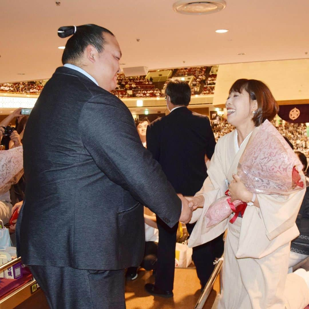 日本相撲協会さんのインスタグラム写真 - (日本相撲協会Instagram)「バラの花束を持って客席に向かう、稀勢の里🌹✨ ・ 本日、ＳＮＳ投稿キャンペーン、当選者イベントが行われました！ バラの花束を当選者の客席にお届けに伺ったのは、荒磯親方（元稀勢の里）。 ・ 九月場所もキャンペーン実施中！ 「#sumoday」を付けて投稿で応募いただけます📸 ・ @sumokyokai  #sumo #相撲 #大相撲 #9月場所 #九月場所 #秋場所 #両国 #両国国技館 #バラ #稀勢の里 #荒磯親方 #バラの花束 #SNSキャンペーン #プレゼント #投稿キャンペーン」9月13日 17時25分 - sumokyokai