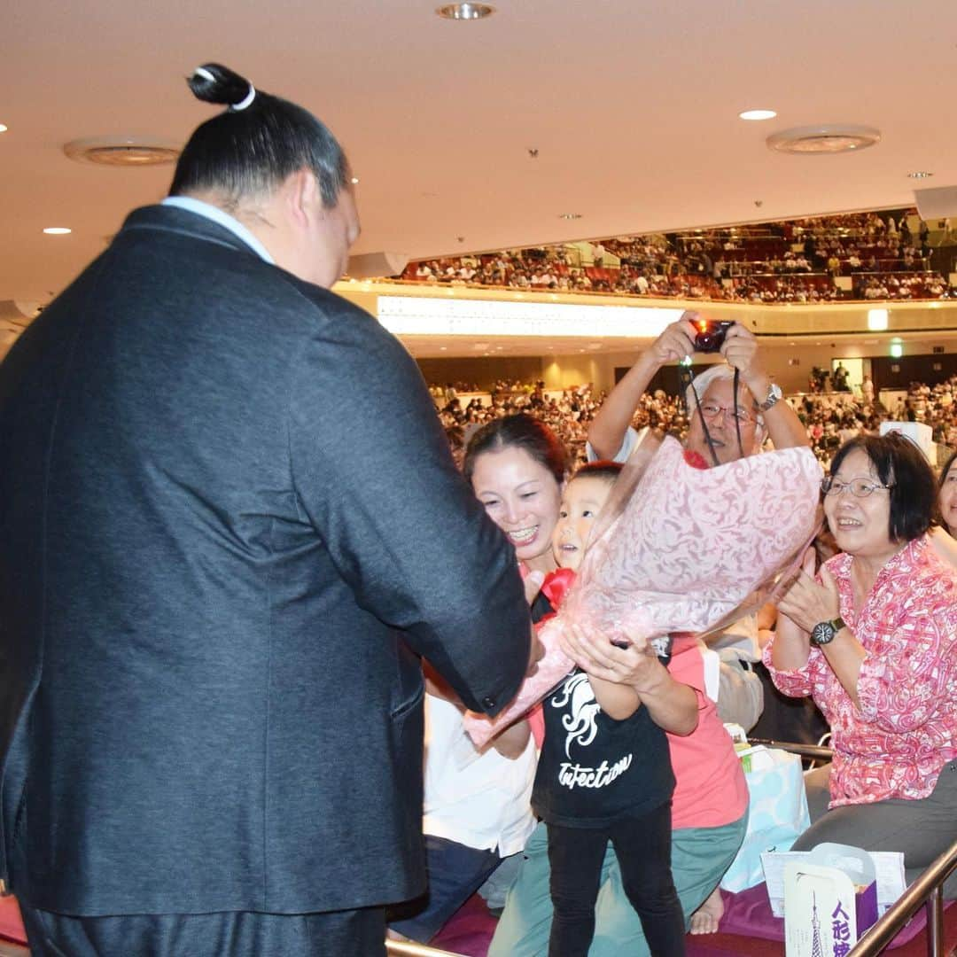 日本相撲協会さんのインスタグラム写真 - (日本相撲協会Instagram)「バラの花束を持って客席に向かう、稀勢の里🌹✨ ・ 本日、ＳＮＳ投稿キャンペーン、当選者イベントが行われました！ バラの花束を当選者の客席にお届けに伺ったのは、荒磯親方（元稀勢の里）。 ・ 九月場所もキャンペーン実施中！ 「#sumoday」を付けて投稿で応募いただけます📸 ・ @sumokyokai  #sumo #相撲 #大相撲 #9月場所 #九月場所 #秋場所 #両国 #両国国技館 #バラ #稀勢の里 #荒磯親方 #バラの花束 #SNSキャンペーン #プレゼント #投稿キャンペーン」9月13日 17時25分 - sumokyokai