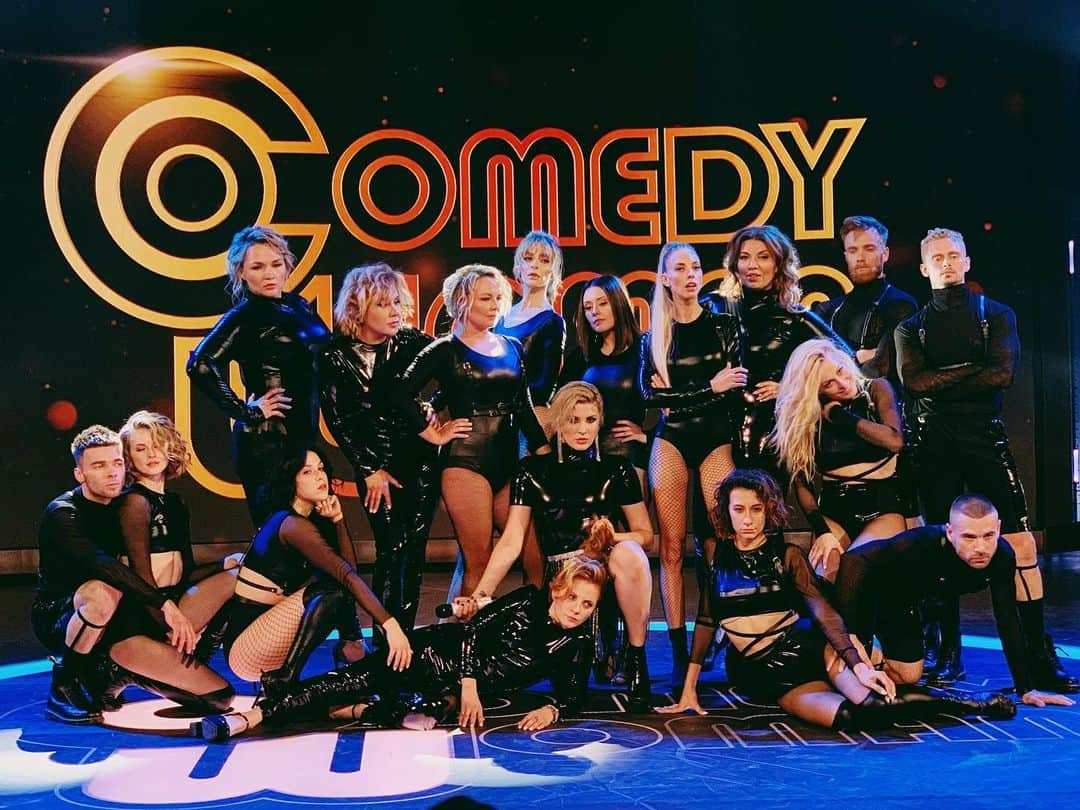 Ekaterina Varnavaさんのインスタグラム写真 - (Ekaterina VarnavaInstagram)「Сегодня особенный выпуск🔥 Comedy Woman открывает настоящая музыкальная дива, создательница нашумевшего бэнга и камтуми на грани, королева латекса и покровительница всех пострадавших от тазобедренного вывиха, несравненная, уникальная, талантливейшая @maruvofficial! Разжигает каждую клеточку вашего тела и сознания🔥  Нельзя пропускать в 20.00 на ТНТ. Смотреть!  #comedywoman #maruv #sirensong」9月13日 17時26分 - kativarnava